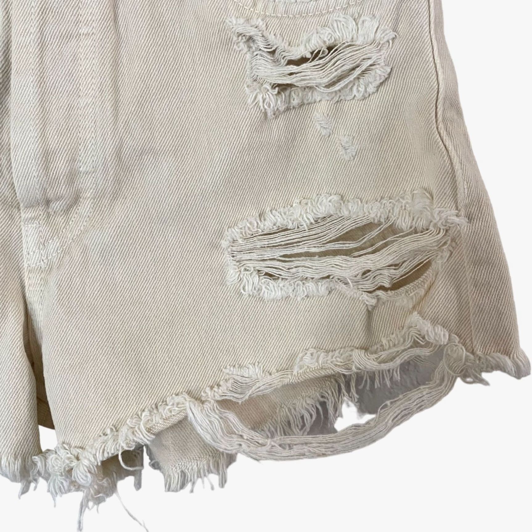 Zara Zara High-Waisted Jean Shorts Women's 2 Cream Distressed Raw-Hem Frayed Denim Shirt? Size 26" / US 2 / IT 38 - 7 Thumbnail
