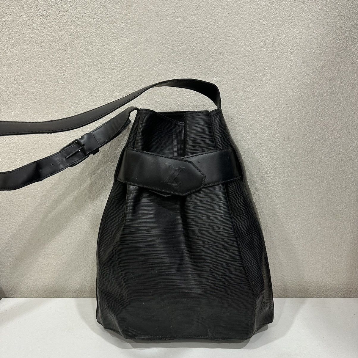 Louis Vuitton LOUIS VUITTON SAC D EPAULE BLACK EPI LEATHER SHOULDER BAG Size ONE SIZE - 2 Thumbnail