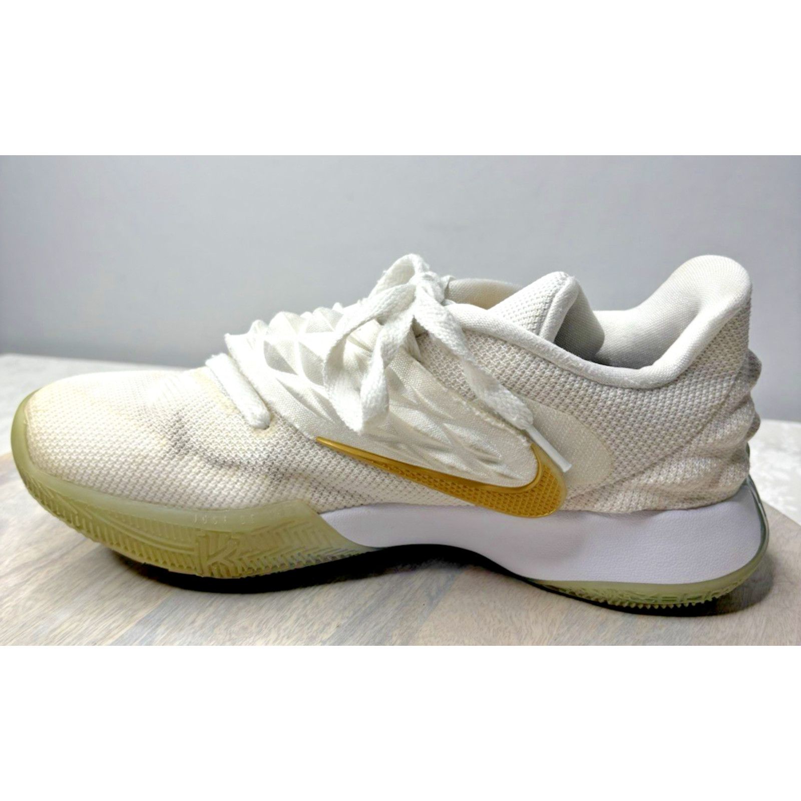 Nike Nike Kyrie Low White/Gold Basketball Shoes Size: 7 Size US 7 / EU 40 - 6 Thumbnail