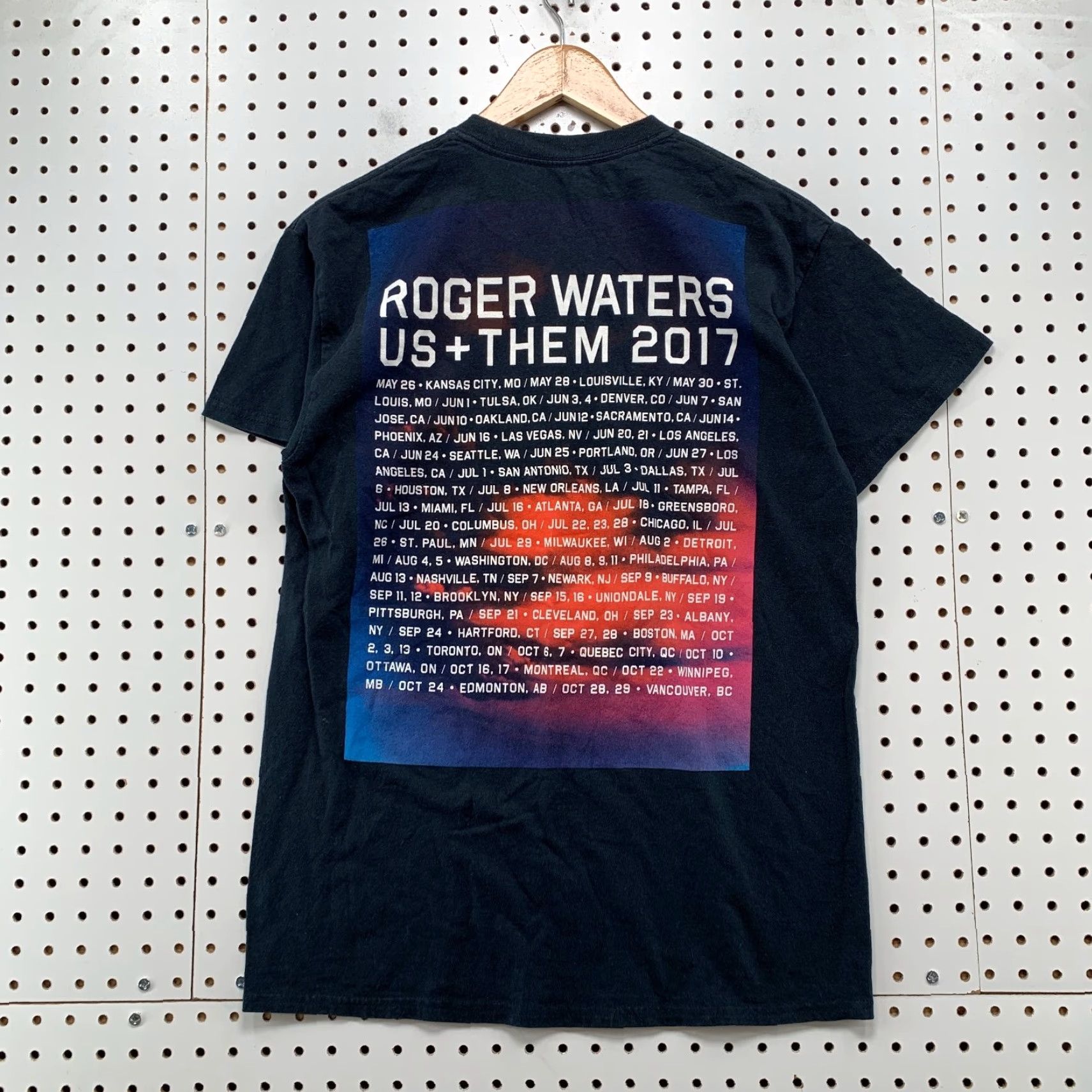 Gildan Rogers Waters Shirt Mens Small Black Us Them 2017 Tour Concert Music - Gildan T-Shirt, Band, Music, Shirt, Men, Black, Small Size US S / EU 44-46 / 1 - 4 Thumbnail