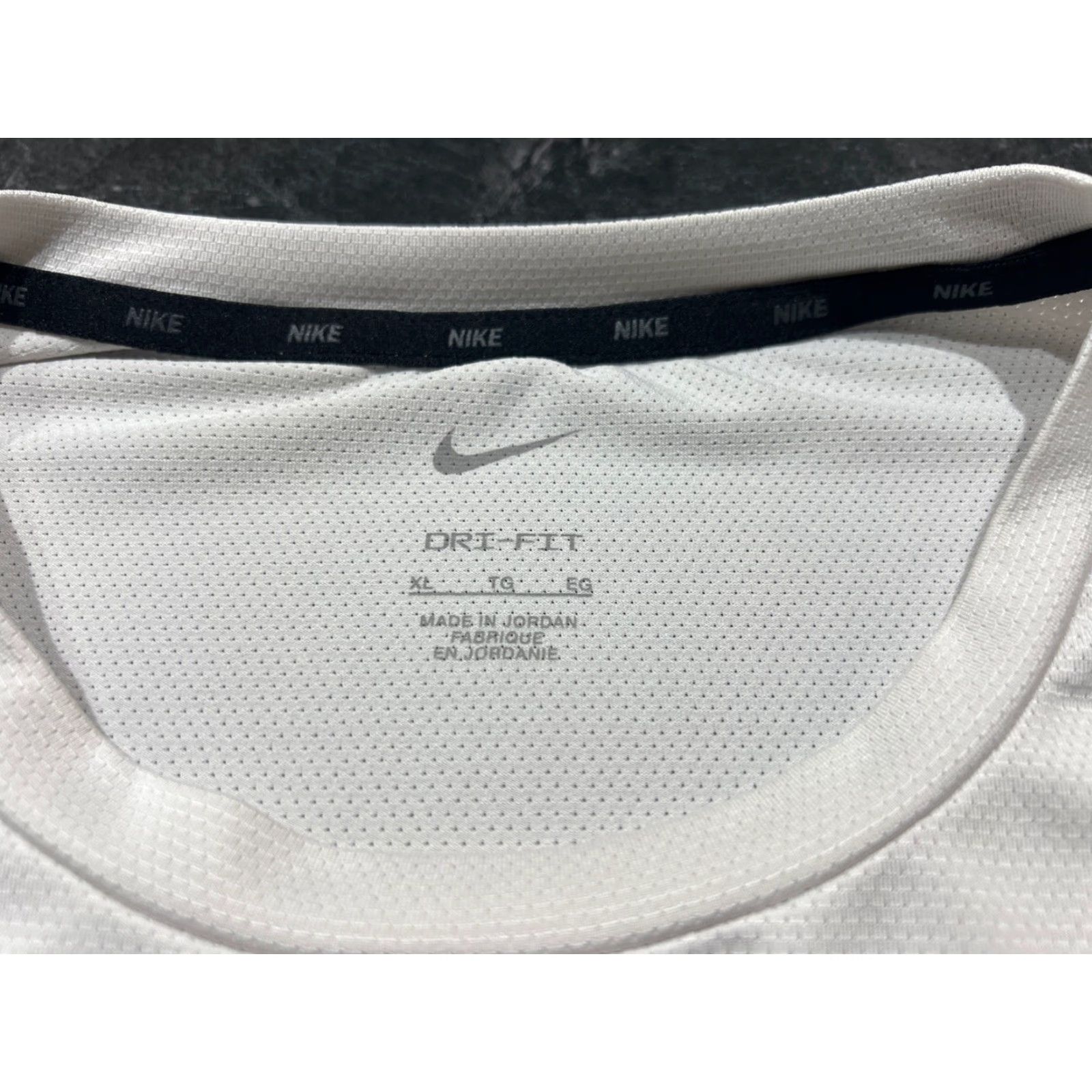 Nike Nike Dri-FIT Training Shirt XL Men White - Nike Dri-FIT Static T-Shirt Activewear Size XL White Men's Shirt Size US XL / EU 56 / 4 - 4 Thumbnail