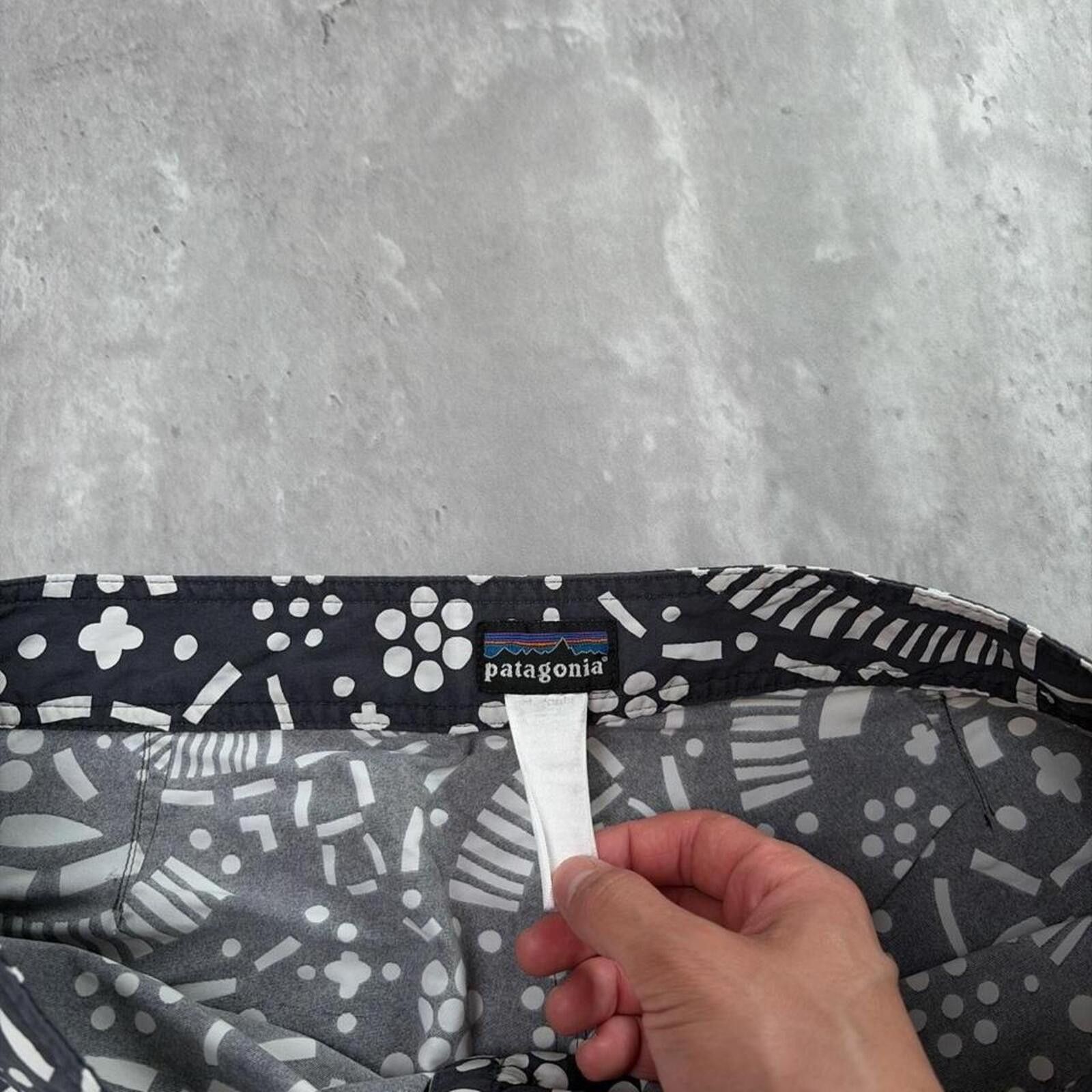 Patagonia Vintage Black Patagonia Surf Aztec Floral Baggy Board Shorts Size US 36 / EU 52 - 4 Thumbnail