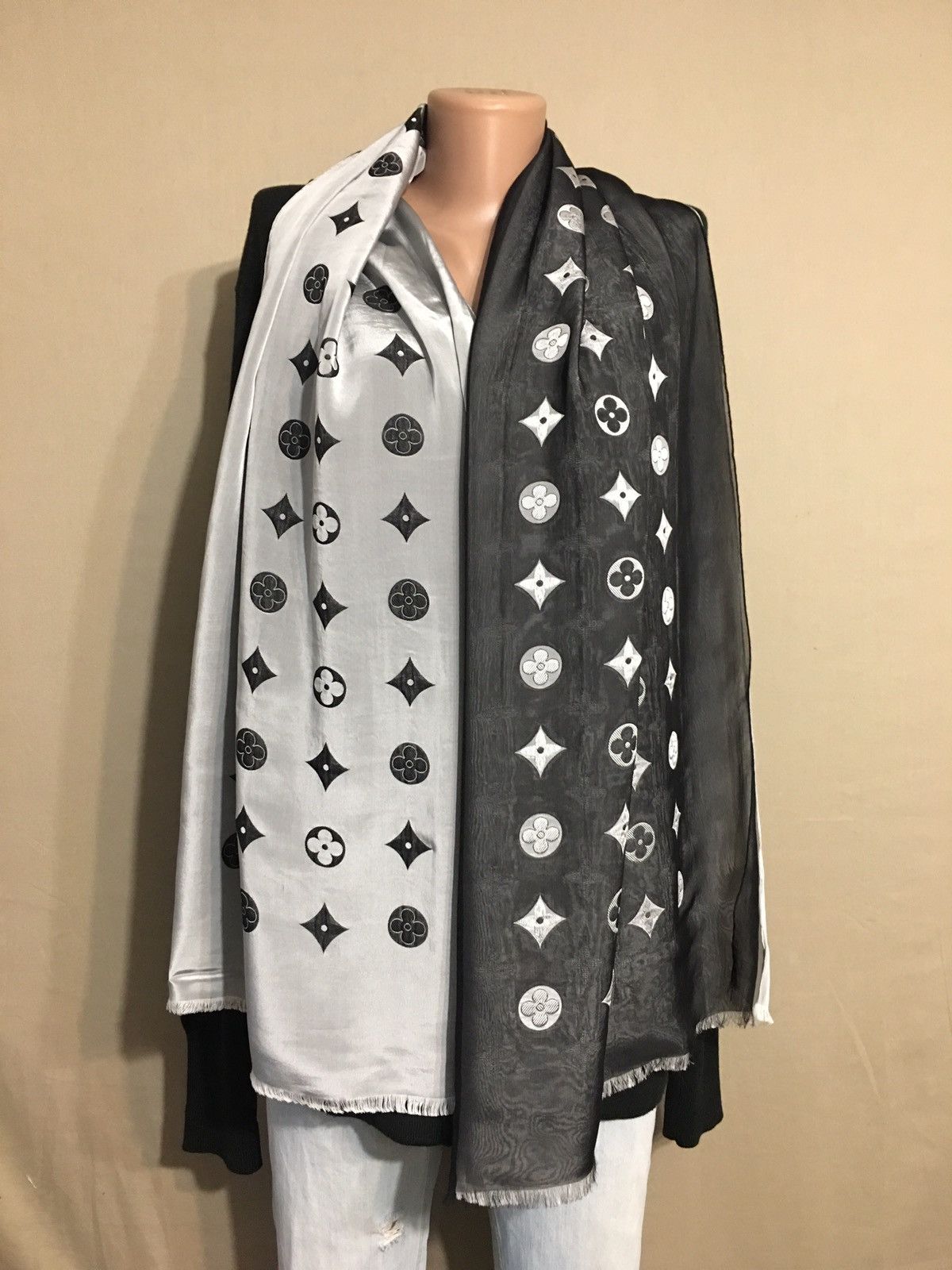 Louis Vuitton LOUIS VUITTON Double Layered Silk Acetate Shawl Scarf Size ONE SIZE - 2 Thumbnail