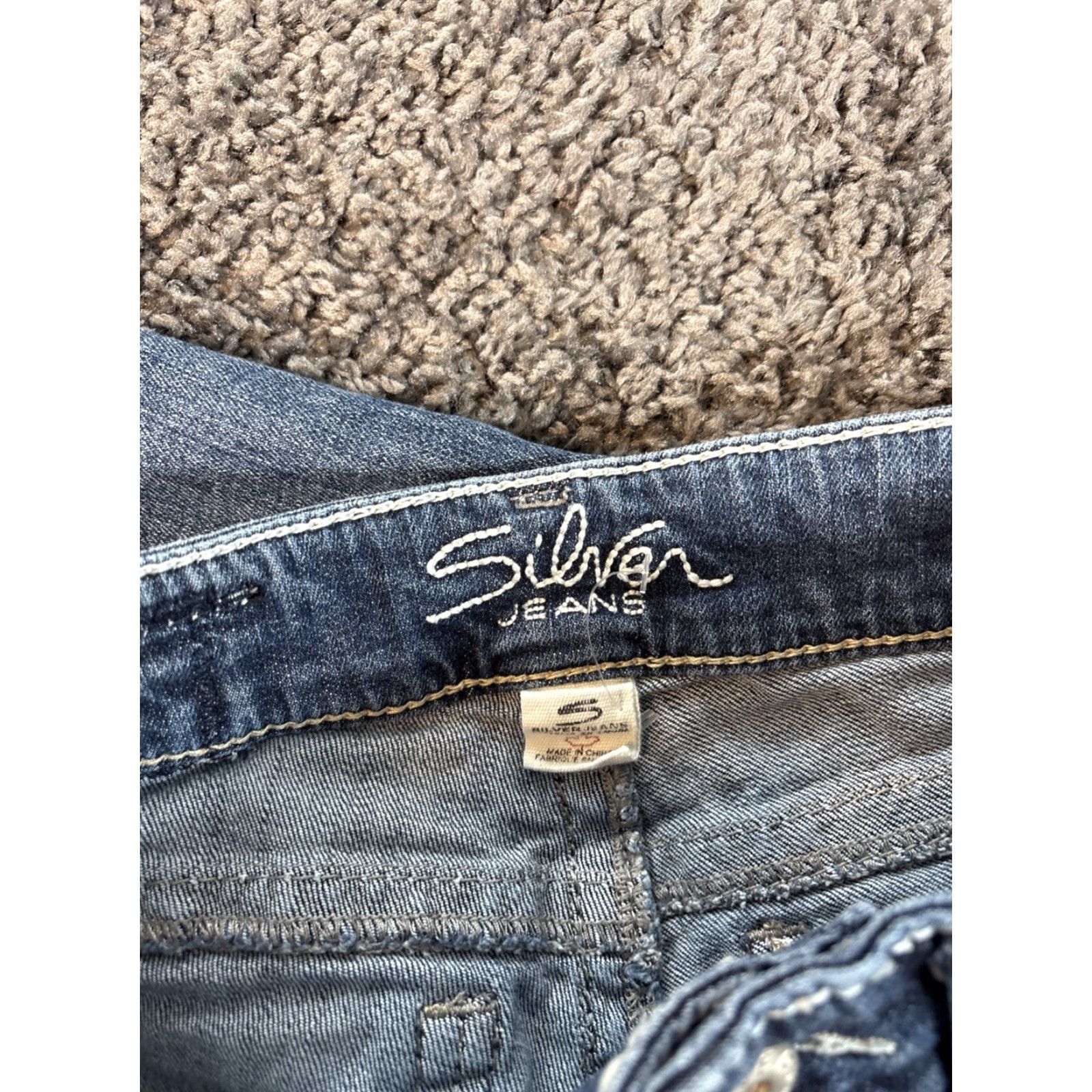 Silver Jeans Co. VINTAGE Silver Jeans Womens Suki Surplus Capri Jeans Y2K 90s Low Rise Blue 26 Women’s Capris Distressed Cropped Denim Photos Size 26" / US 2 / IT 38 - 3 Thumbnail