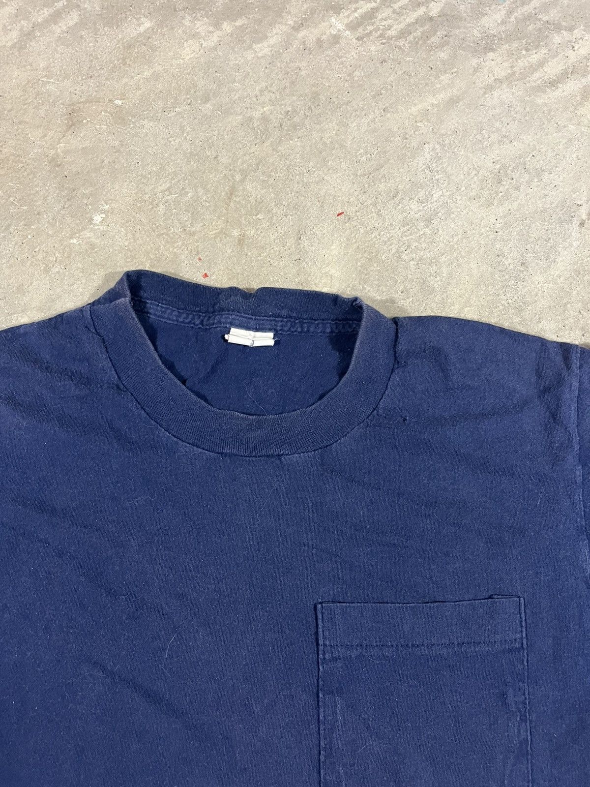 Vintage Vintage 90s Navy Blue Faded Blank Pocket T Shirt Size US M / EU 48-50 / 2 - 3 Thumbnail