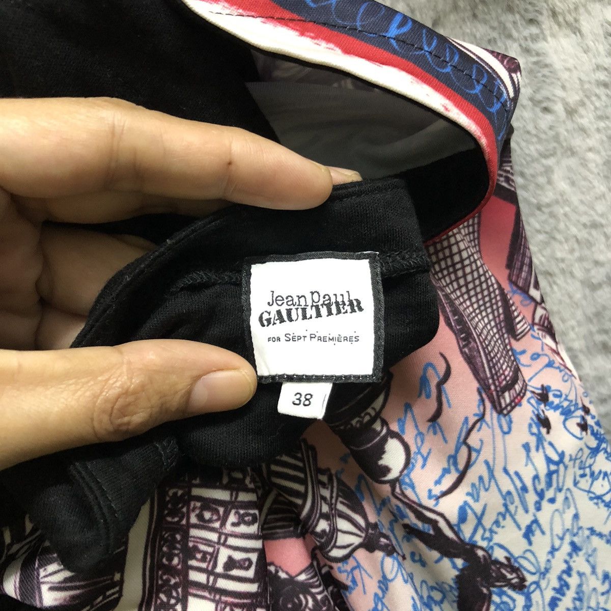 Jean Paul Gaultier JPG TOKYO PARIS CITY LONG SLEEVE GRAPHIC TEES #6015-218 Size XS / US 0-2 / IT 36-38 - 8 Thumbnail