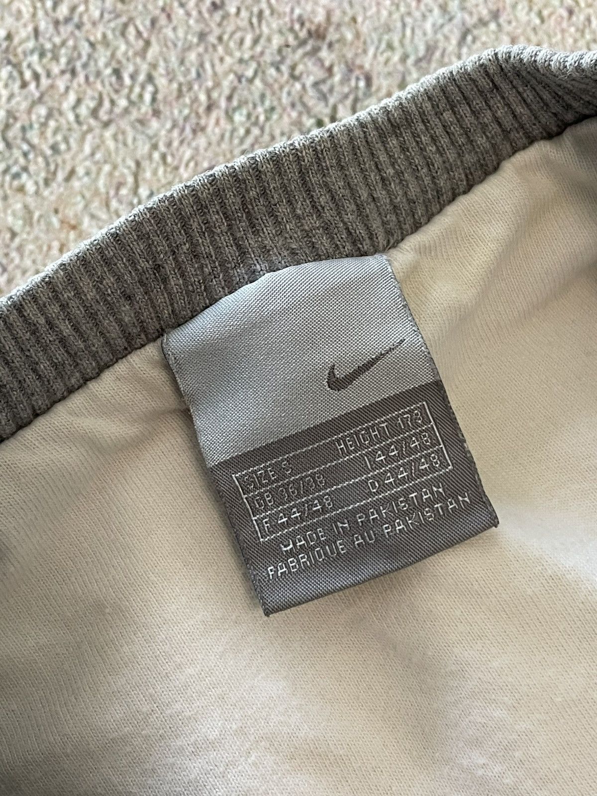 Nike Vintage Nike Small Swoosh Crew Neck Sweatshirt Size US S / EU 44-46 / 1 - 5 Thumbnail