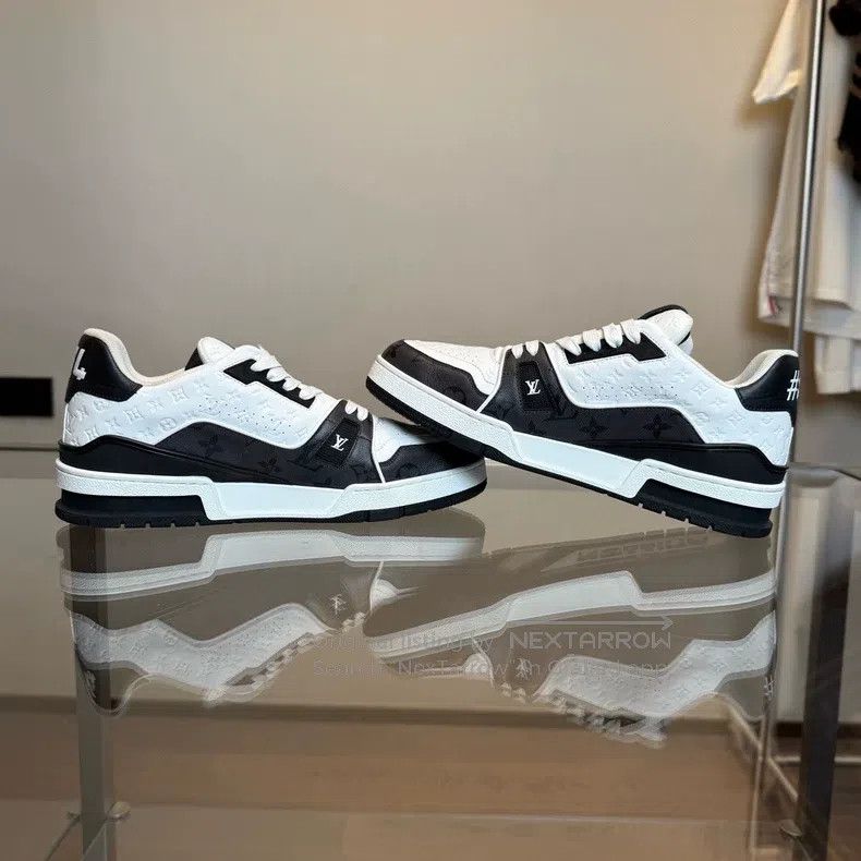 Louis Vuitton Louis Vuitton Trainer black and white embossed full print Size US 7.5 / EU 40-41 - 4 Thumbnail