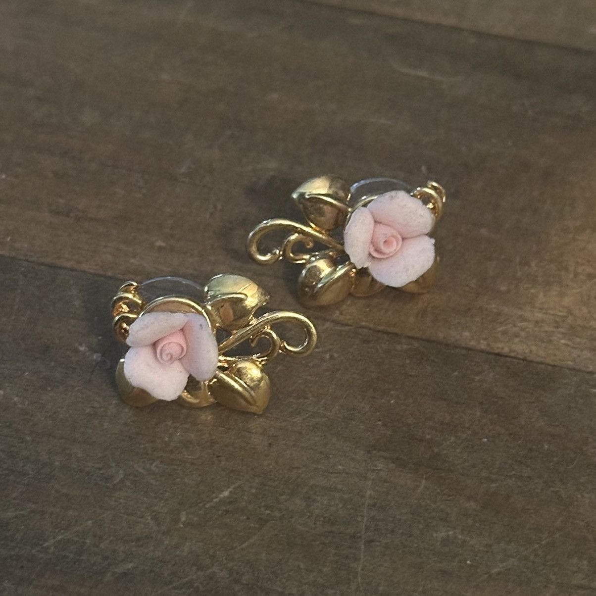 Other × Vintage Vintage 90’s Avon gold tone porcelain rose earrings Size ONE SIZE - 5 Thumbnail