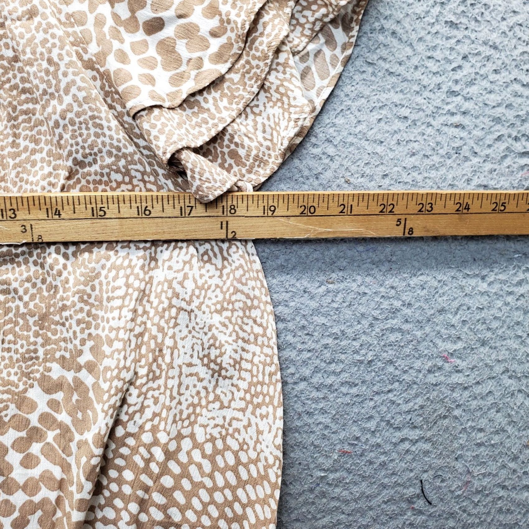 Express Express Blouse Women Size L Multi Animal Print Flutter Sleeve V-Neck Smocked Hem Size L / US 10 / IT 46 - 4 Thumbnail