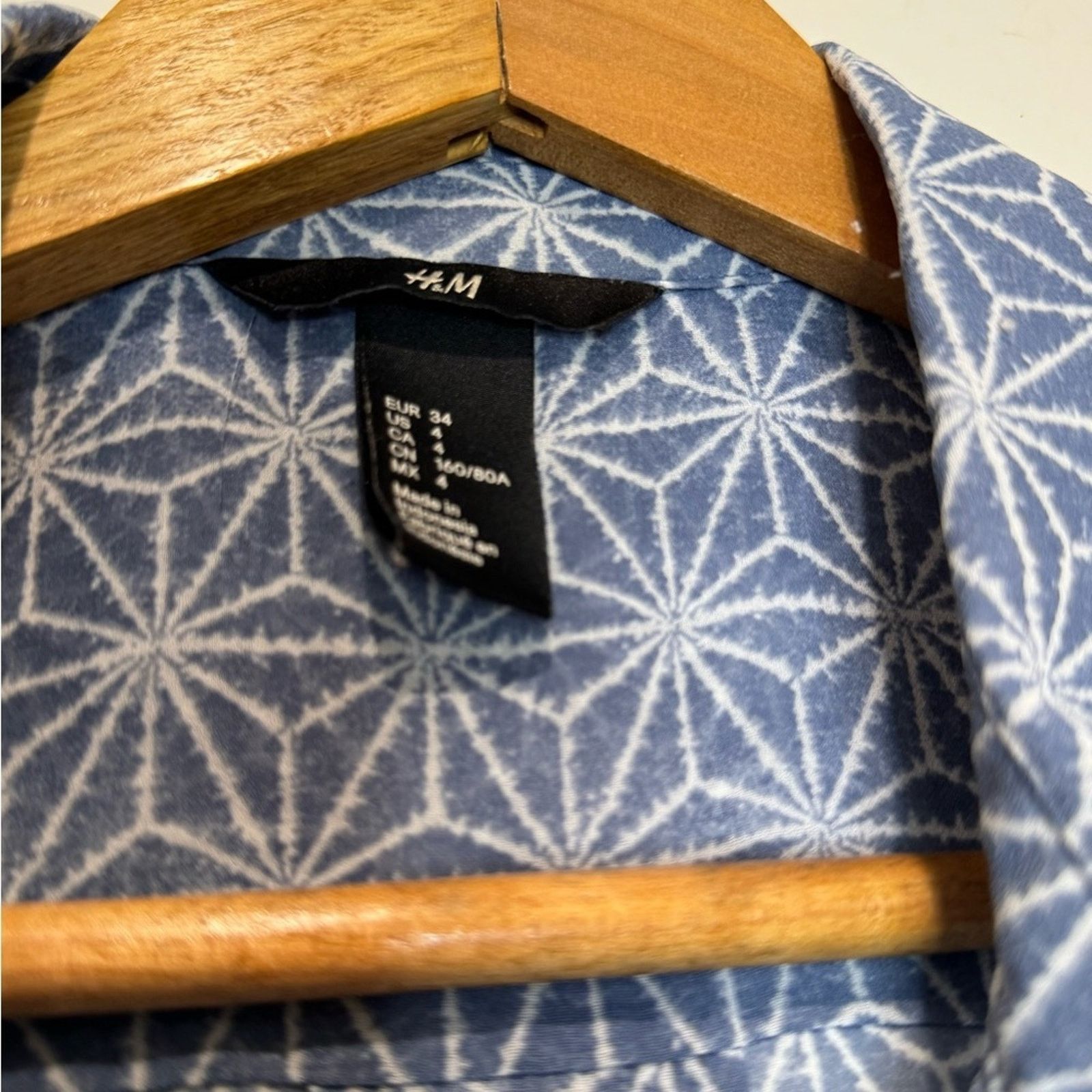 H&M H&M Blue Geometric Pattern Button Down Blouse Size XS Size XS / US 0-2 / IT 36-38 - 7 Thumbnail