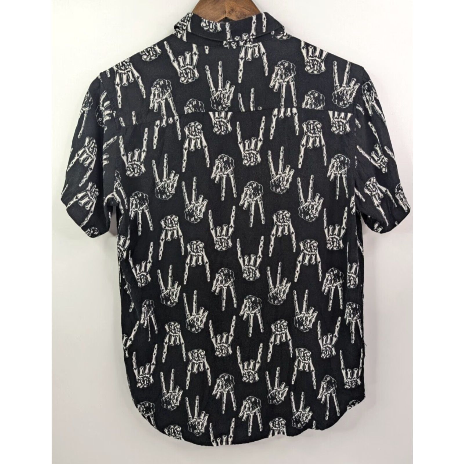 Hot Topic Hot Topic Shirt Men's Small Black Skeleton Hands Button Short Sleeve Gothic Size US S / EU 44-46 / 1 - 3 Thumbnail