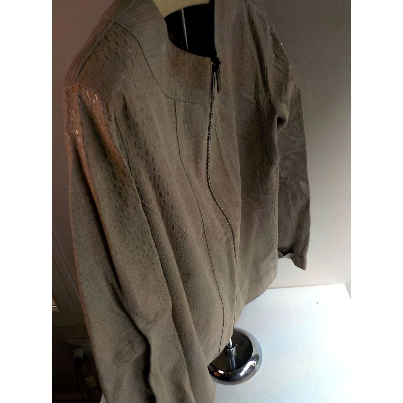 Vintage Chico's Full Zipper Reversible Leather Jacket-Solid/Animal Print Beige SZ 2 Jacket Womens Leather Reversible Beiges Size XS / US 0-2 / IT 36-38 - 3 Thumbnail