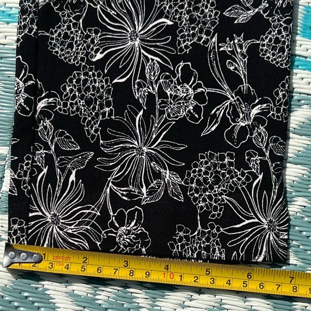 Kenzo Kenar, Black & White Floral Outline Stretchy Pull on Cropped Size 28" / US 6 / IT 42 - 5 Thumbnail