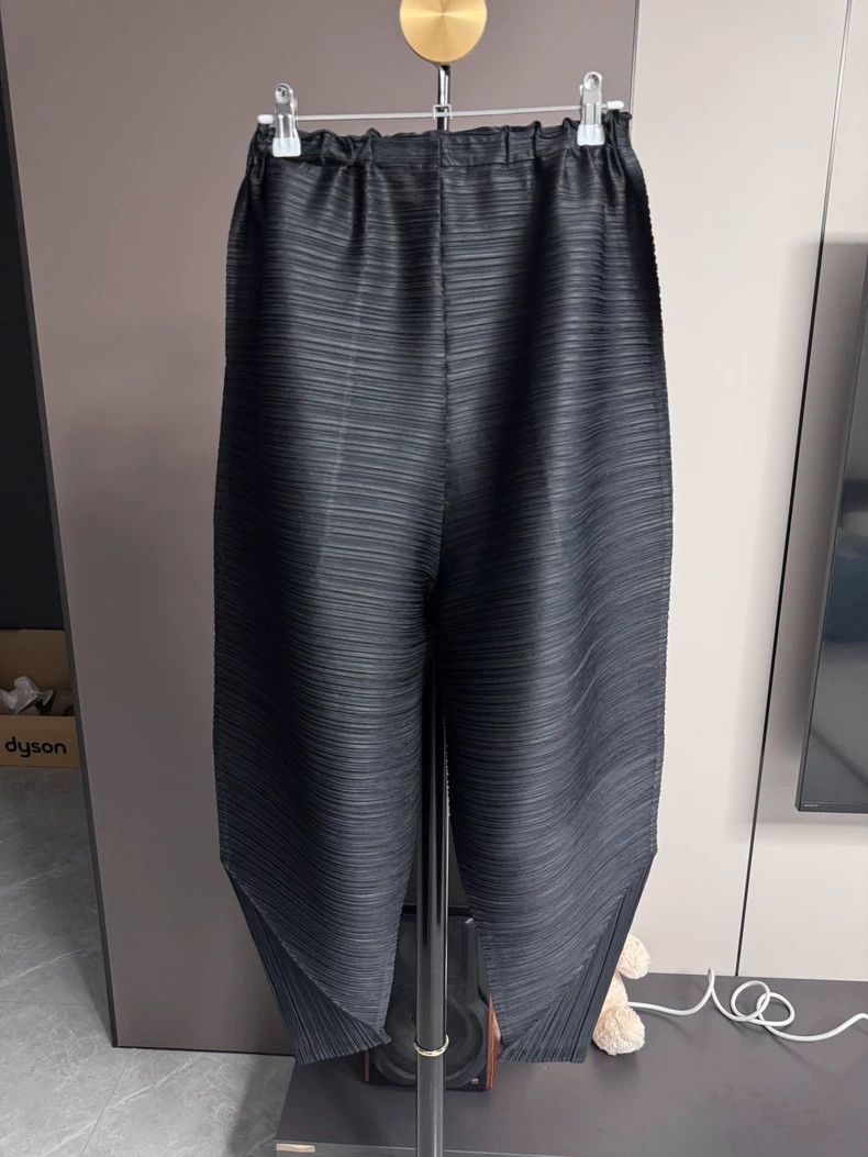 Issey Miyake Issey Miyake size:5 Black chicken leg pants Size 22" - 2 Thumbnail