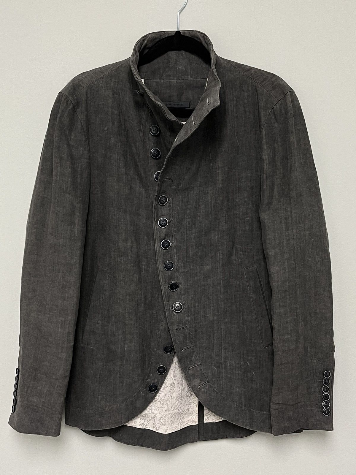 Multibutton cutaway jacket. 48