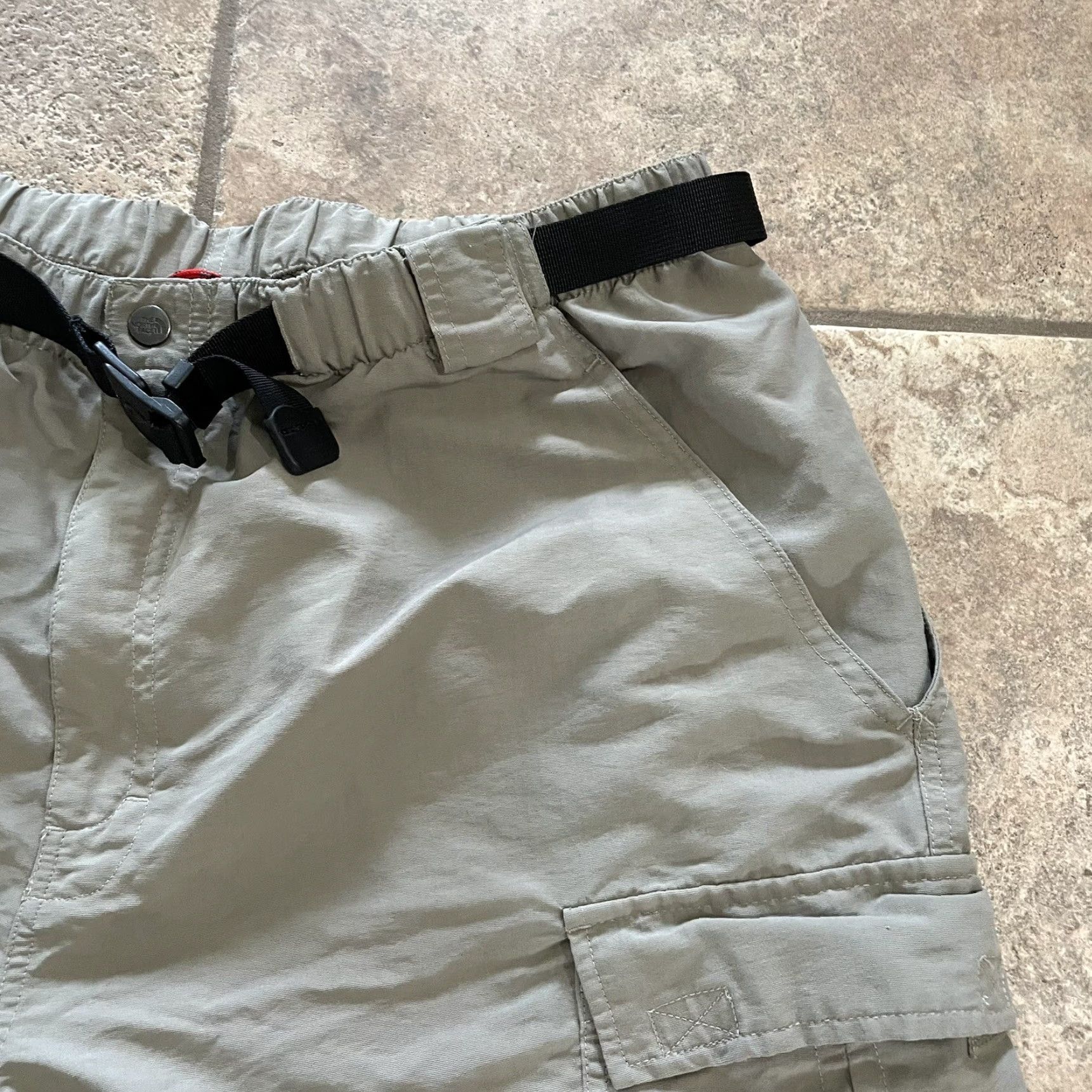 The North Face VINTAGE The North Face Athletic gray hiking cargo shorts Mens XL Size US 36 / EU 52 - 2 Thumbnail