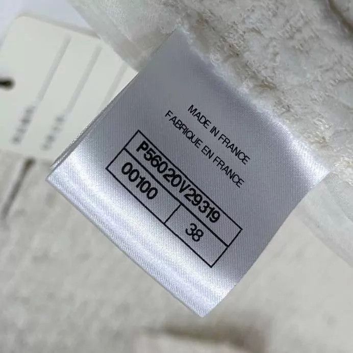 Chanel Chanel white tweed lion button blazer Size S / US 4 / IT 40 - 7 Thumbnail