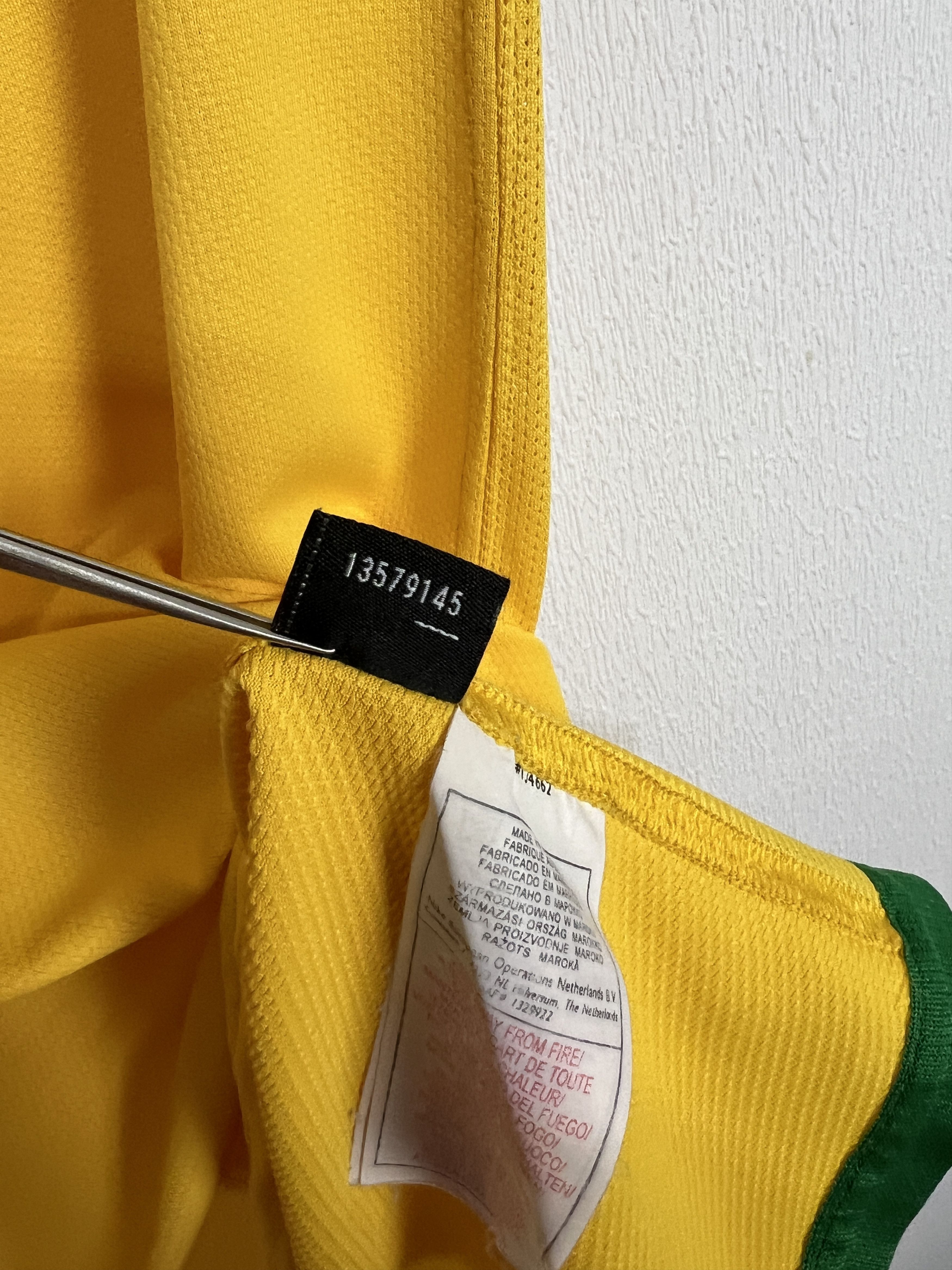 Nike Brazil Home football shirt 2006 Soccer Nike Jersey Mens Size US M / EU 48-50 / 2 - 9 Thumbnail