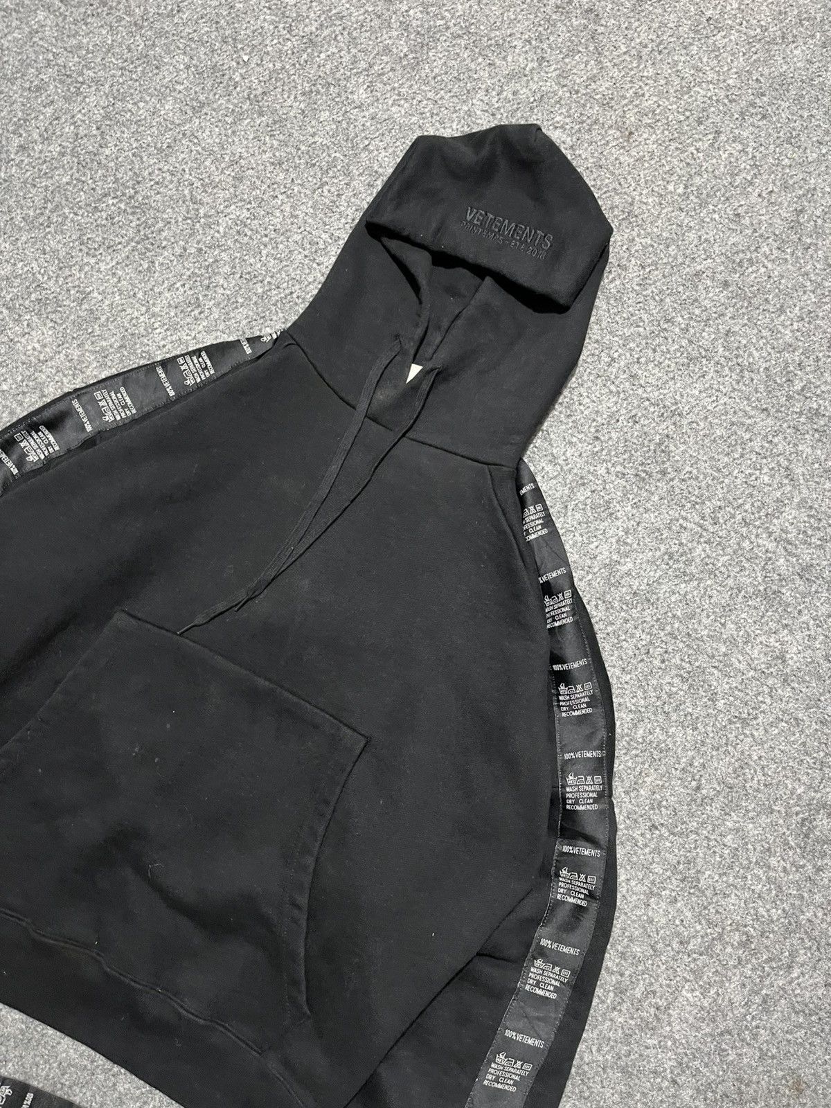 Vetements Vetements Tape Washing Lebel Hoodie Size US XXS / EU 40 - 4 Thumbnail