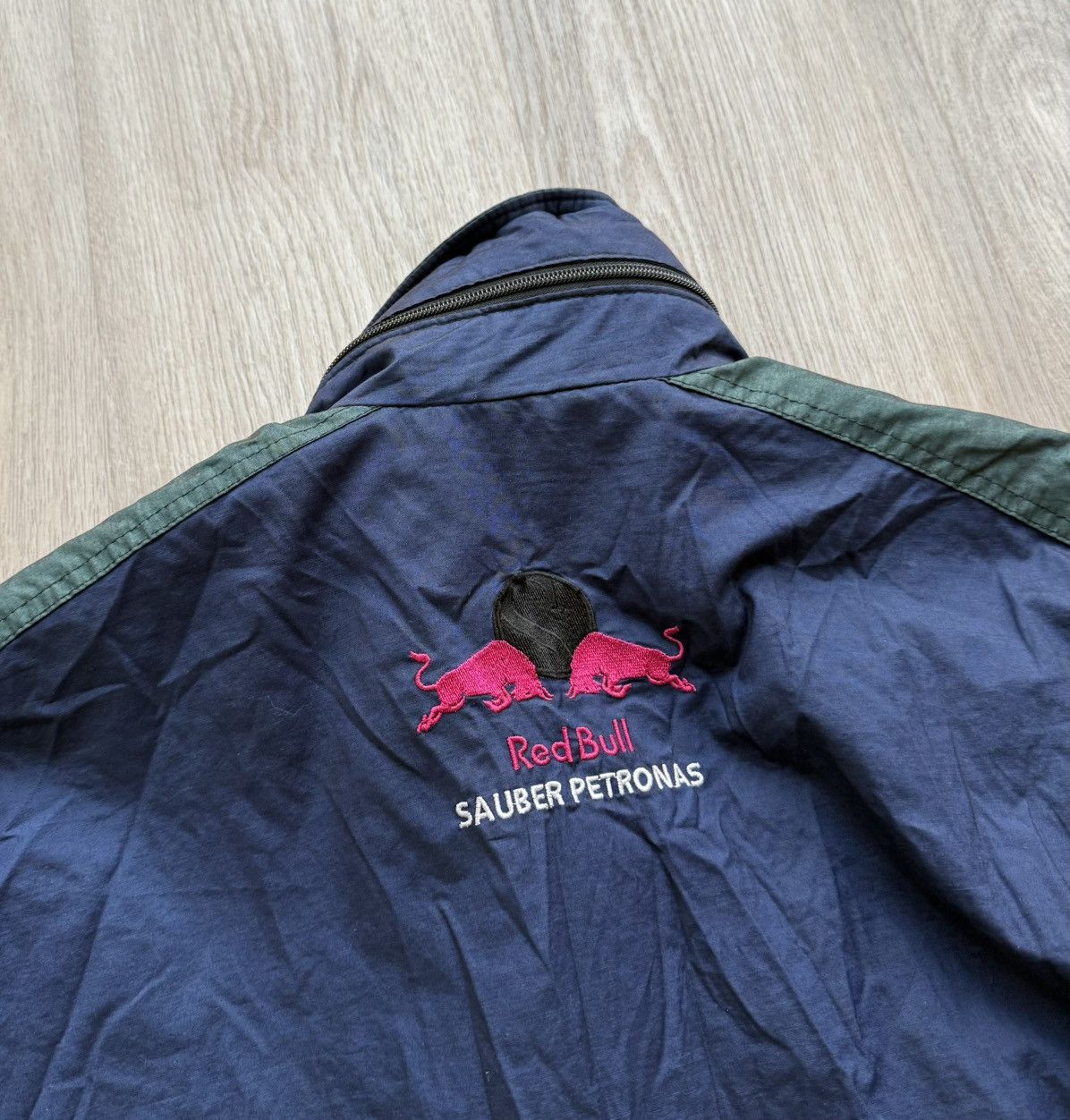 Red Bull Vintage Red Bull Sauber Petronas Malaysia Jacket Size US L / EU 52-54 / 3 - 13 Thumbnail