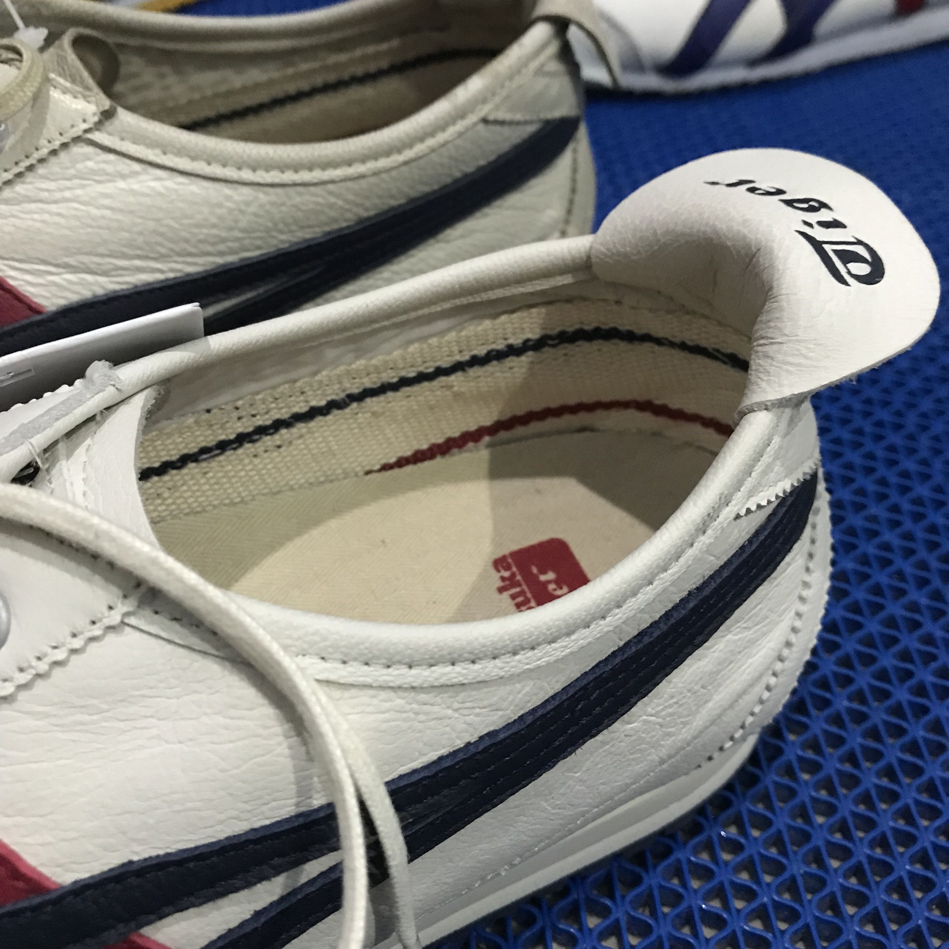 Onitsuka Tiger Onitsuka Tiger Cream peacoat Leather red and navy line Size US 10 / EU 43 - 2 Thumbnail
