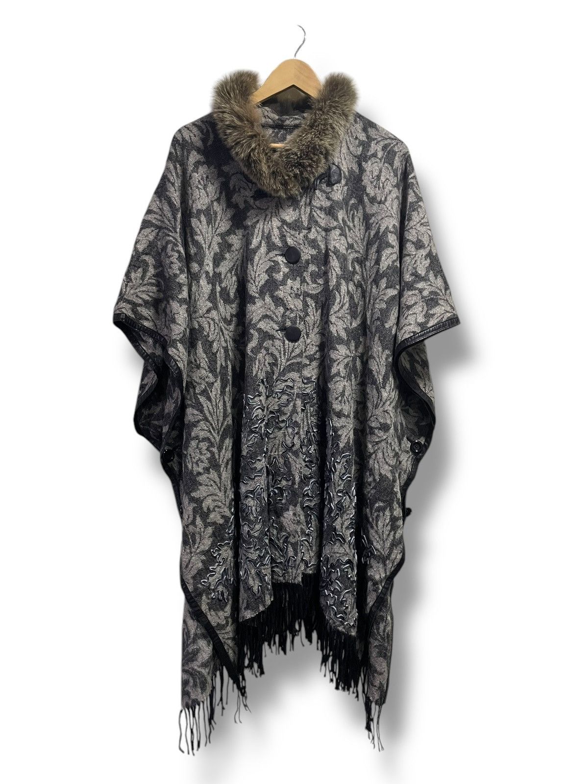 Japanese Brand × Vintage Japanese Brand Fur Shawl Printed Capes (105) Size US XXL / EU 58 / 5 - 1 Thumbnail