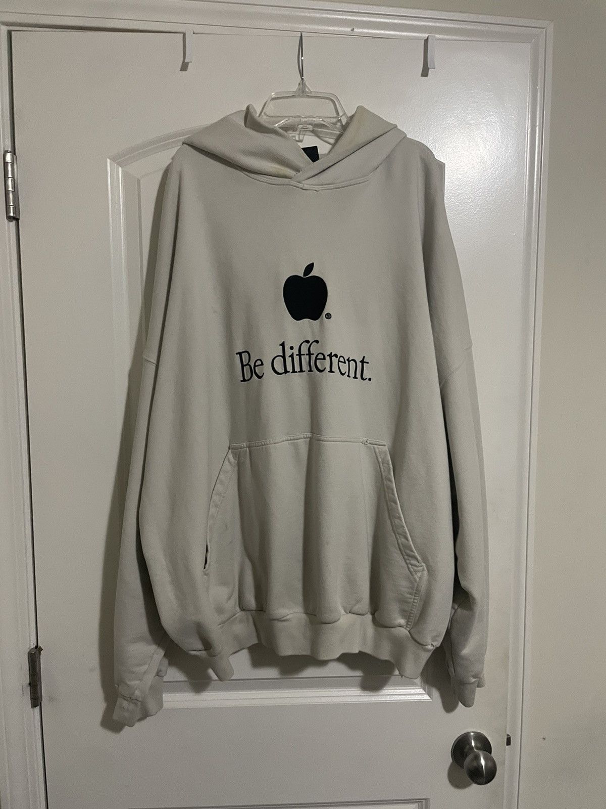 Balenciaga BALENCIAGA AW22 360 SNOWSTORM SHOW BE DIFFERENT APPLE 