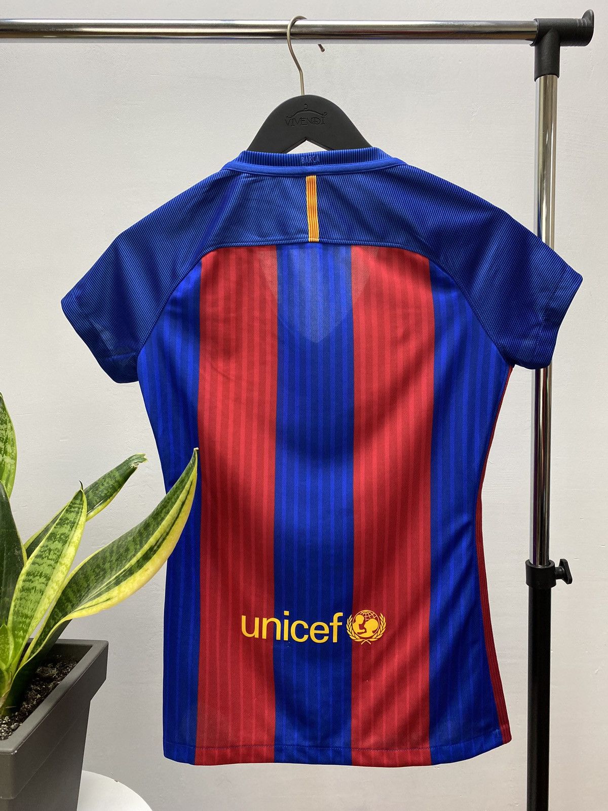 Nike Women's FC BARCELONA NIKE 2016 2017 HOME FOOTBALL Size S / US 4 / IT 40 - 14 Thumbnail