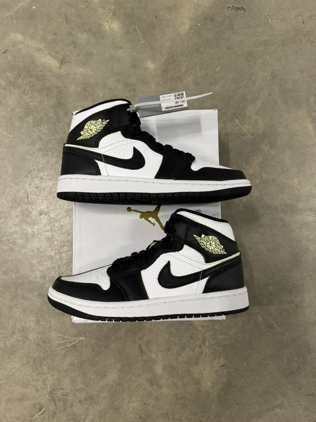 Jordan Brand Jordan 1 Mid SE WMNS Split Homage Size 6W Size US 6 / IT 36 - 2 Thumbnail