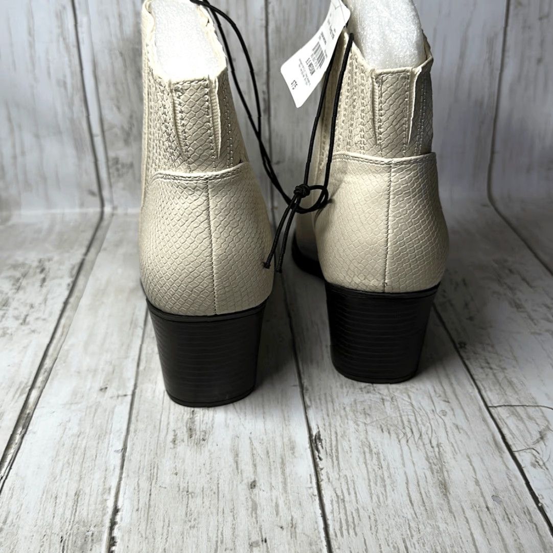 Vintage **Women's Cream Block Heel Ankle Bootie Size 9.5 New** User: Women's Cream Block Heel Ankle Boot Size 9.5 New Size US 10 / IT 40 - 5 Thumbnail