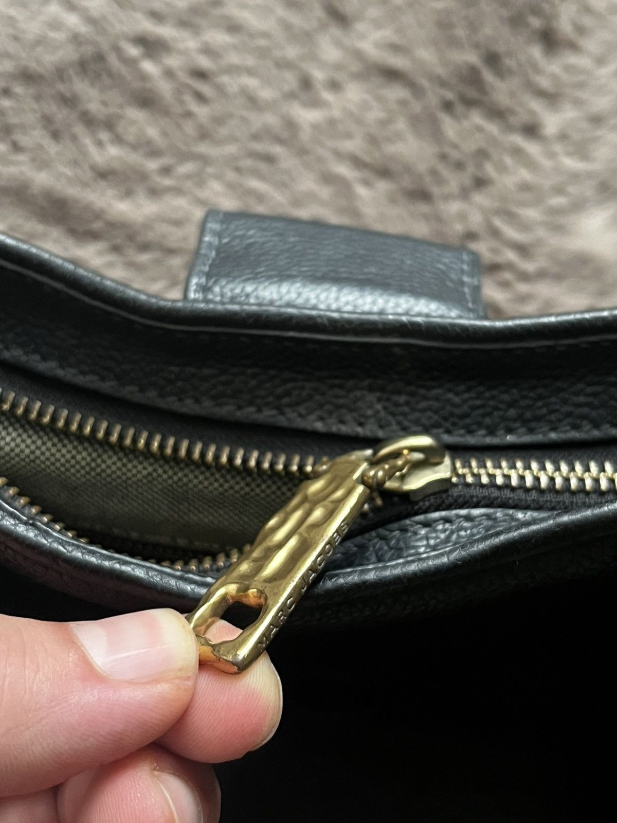 Marc Jacobs Marc Jacobs Leather Hobo Bag Black Gold Hardware 2 Straps Size ONE SIZE - 16 Thumbnail