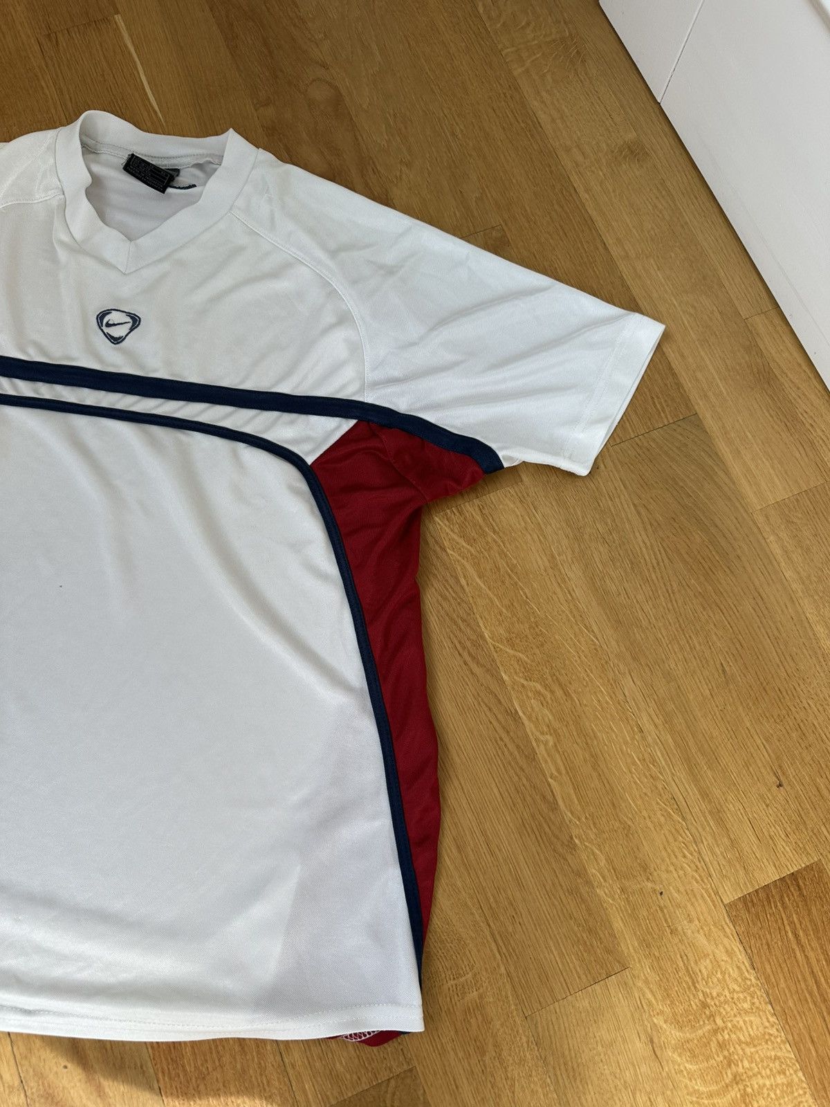 Nike Vintage Nike T-shirt Centre Logo White Size US L / EU 52-54 / 3 - 7 Thumbnail