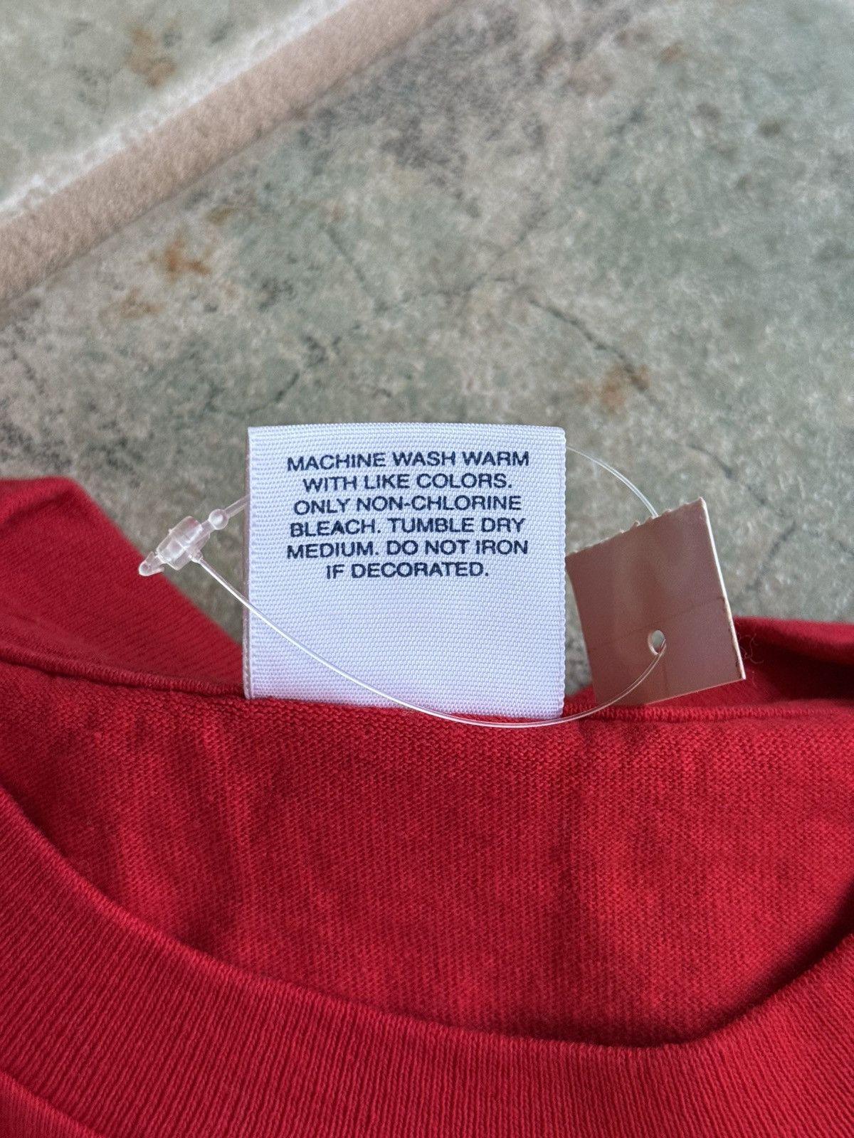 Supreme 2005 Purple on Red box logo tee Size US M / EU 48-50 / 2 - 4 Thumbnail