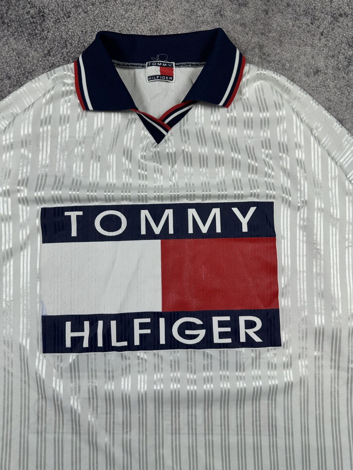 Tommy Hilfiger Vintage Tommy Hilfiger Big Logo T-shirt Streetwear Rare XL Size US XL / EU 56 / 4 - 2 Thumbnail