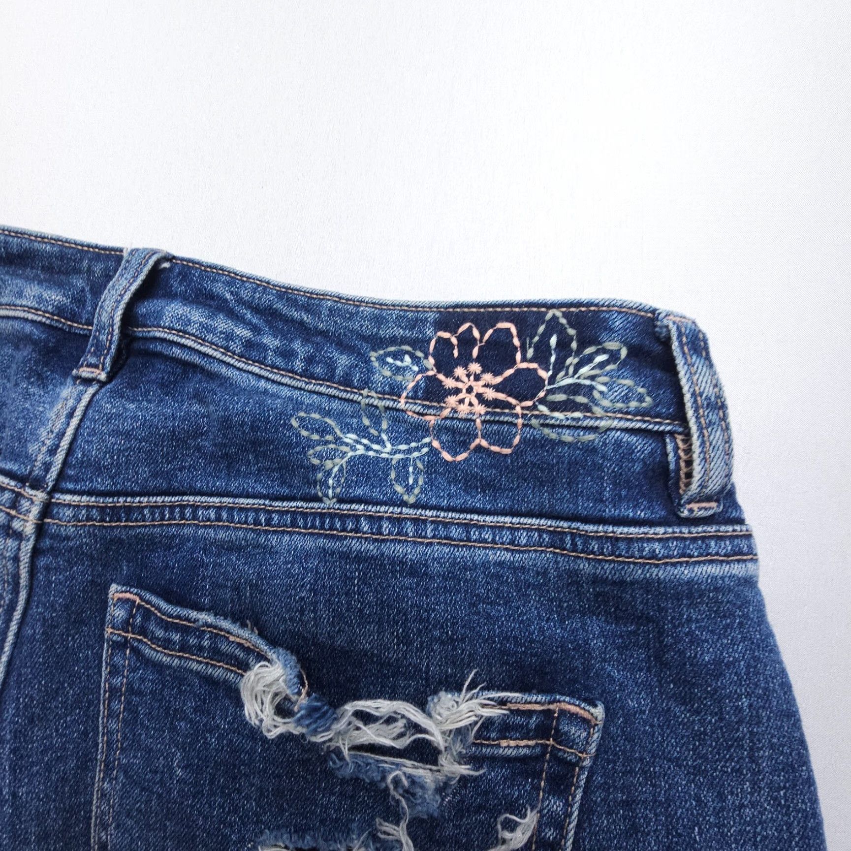 American Eagle Outfitters VINTAGE American Eagle Outfitters Mom Jeans Size 6 Distressed High Rise Dark Wash Floral Logo Blue Denim 90s Womens Jeans Size 28" / US 6 / IT 42 - 4 Thumbnail