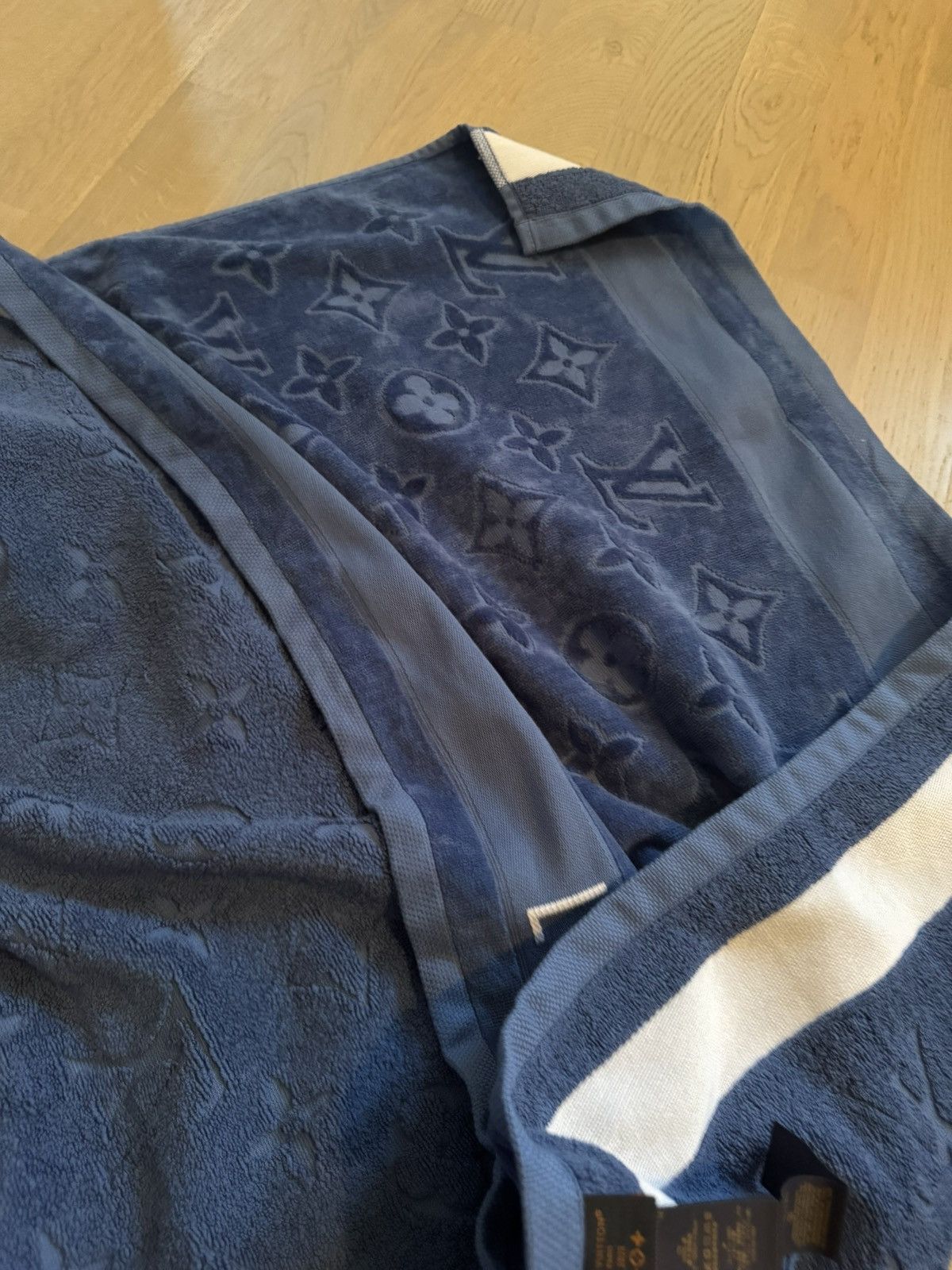 Louis Vuitton LOUIS VUITTON beach towel sizes in photos by tape measure Size ONE SIZE - 9 Thumbnail