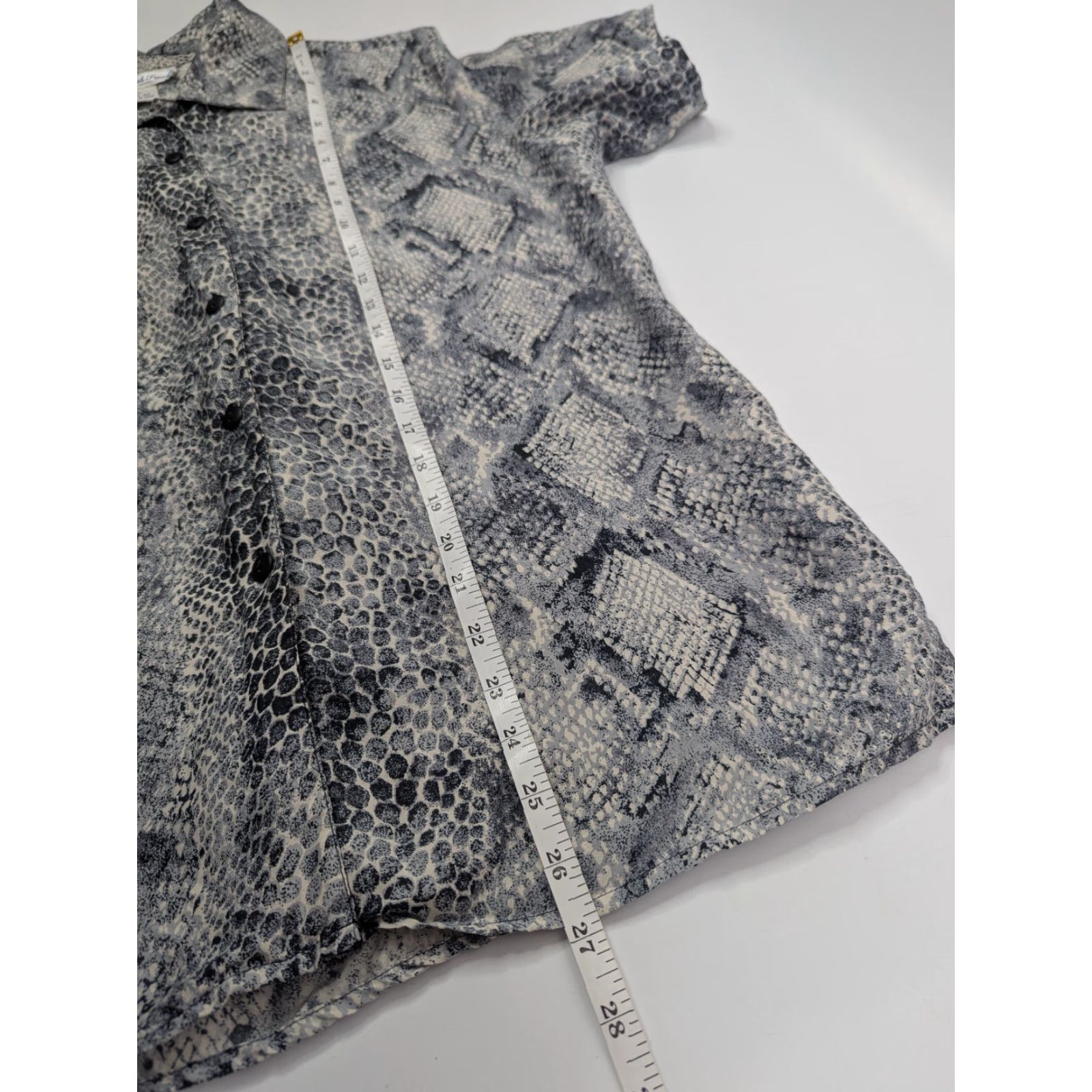 Skin Anna & Frank Shirt Blouse Silk Knit Animal Print Gray L Womens Short Sleeve Collared Button Loop Vintage 90s Size L / US 10 / IT 46 - 4 Thumbnail