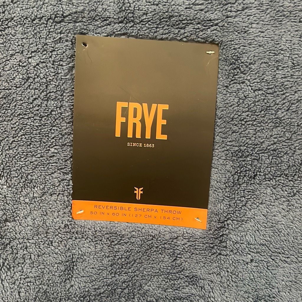 Frye NWT Sherpa Blanket Throw Reversible white Blue 50 x 60