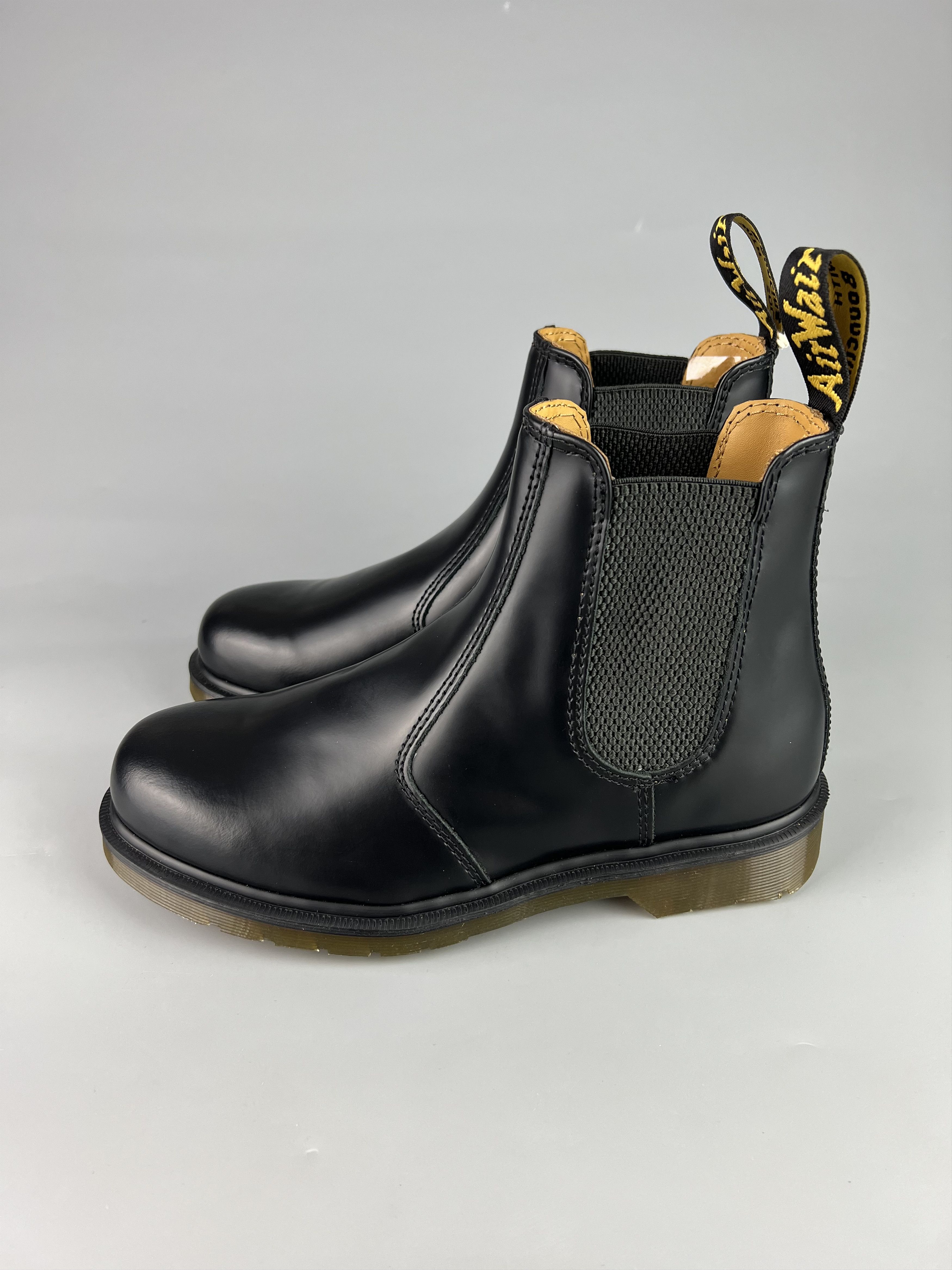 Dr. Martens Dr Martens 2976 Smooth Leather Chelsea Boots US8 UK7 EU41 Size US 8 / EU 41 - 2 Thumbnail