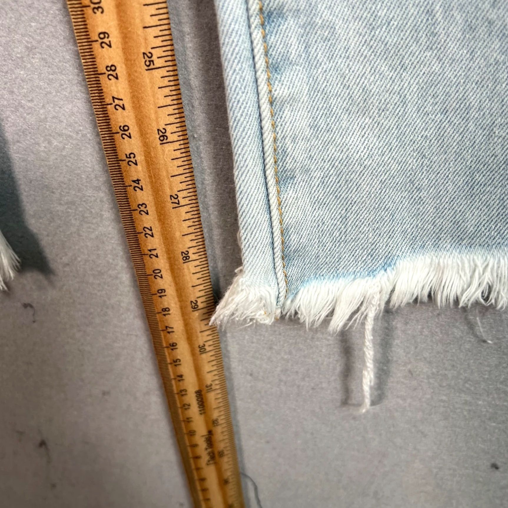 superdown Superdown Jeans Adult Womens 26 Light Wash High-Waisted Distressed Hem Blue Denim Size 26" / US 2 / IT 38 - 7 Thumbnail