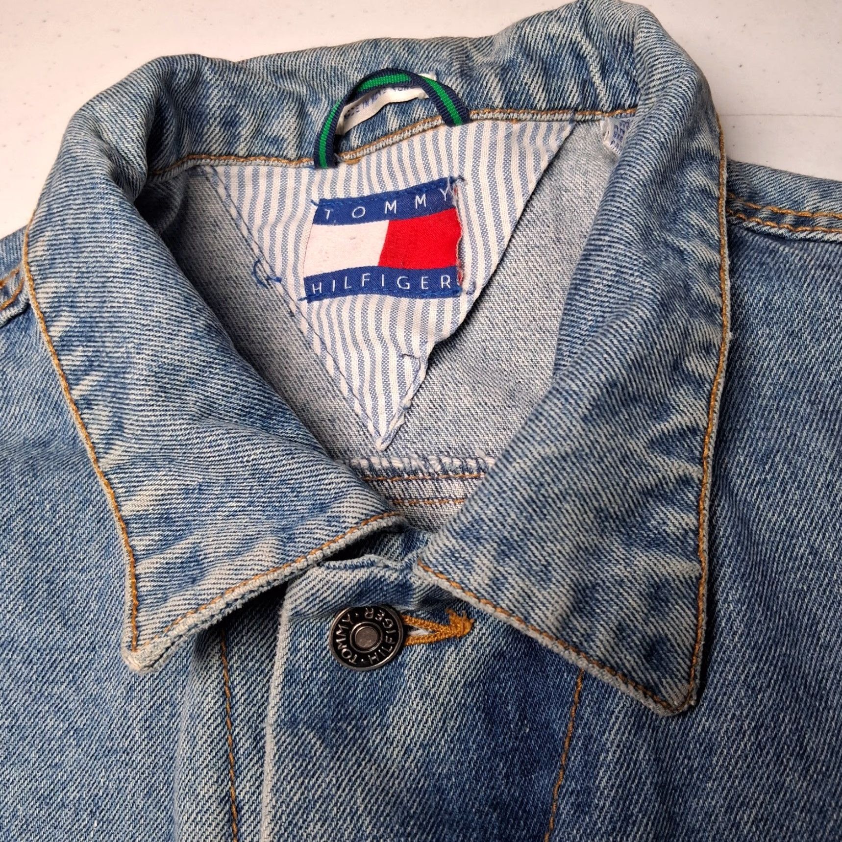 VINTAGE Tommy Hilfiger Jean Jacket Men M Blue Denim Trucker 90s Crest Logo Pocket Short Coat Casual Mens