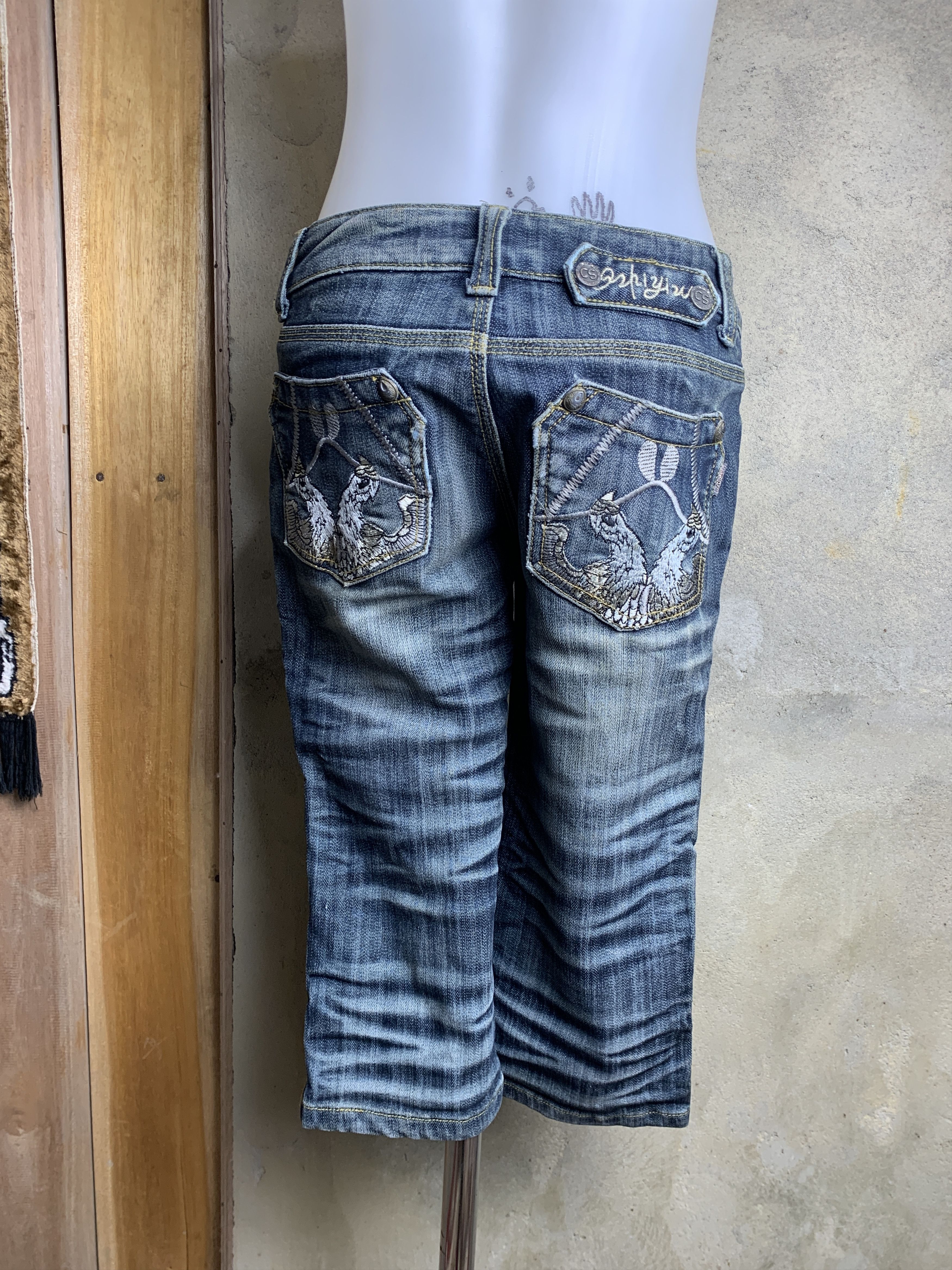 Japanese Brand QYZY Washed Blue Embroidery Chicks Capri Jeans Shorts (26) Size 26" / US 2 / IT 38 - 2 Thumbnail