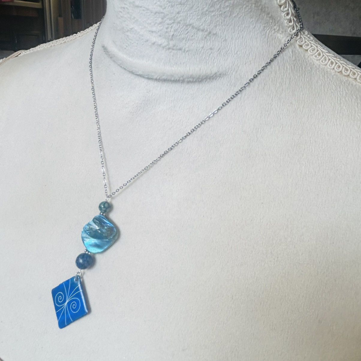 Handmade Handcrafted sodalite dyed shell dragon vein agate necklace Size ONE SIZE - 4 Thumbnail