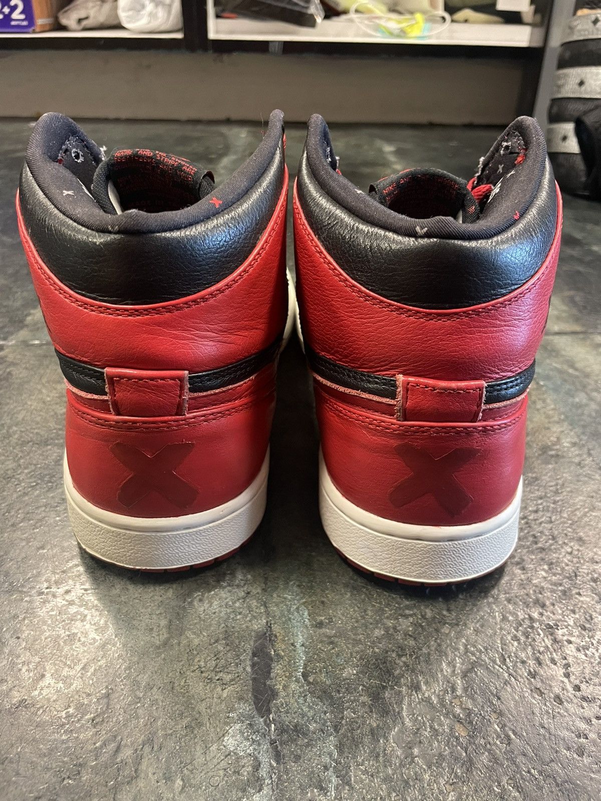 Nike Jordan 1 Banned (2011) Size US 10 / EU 43 - 4 Thumbnail