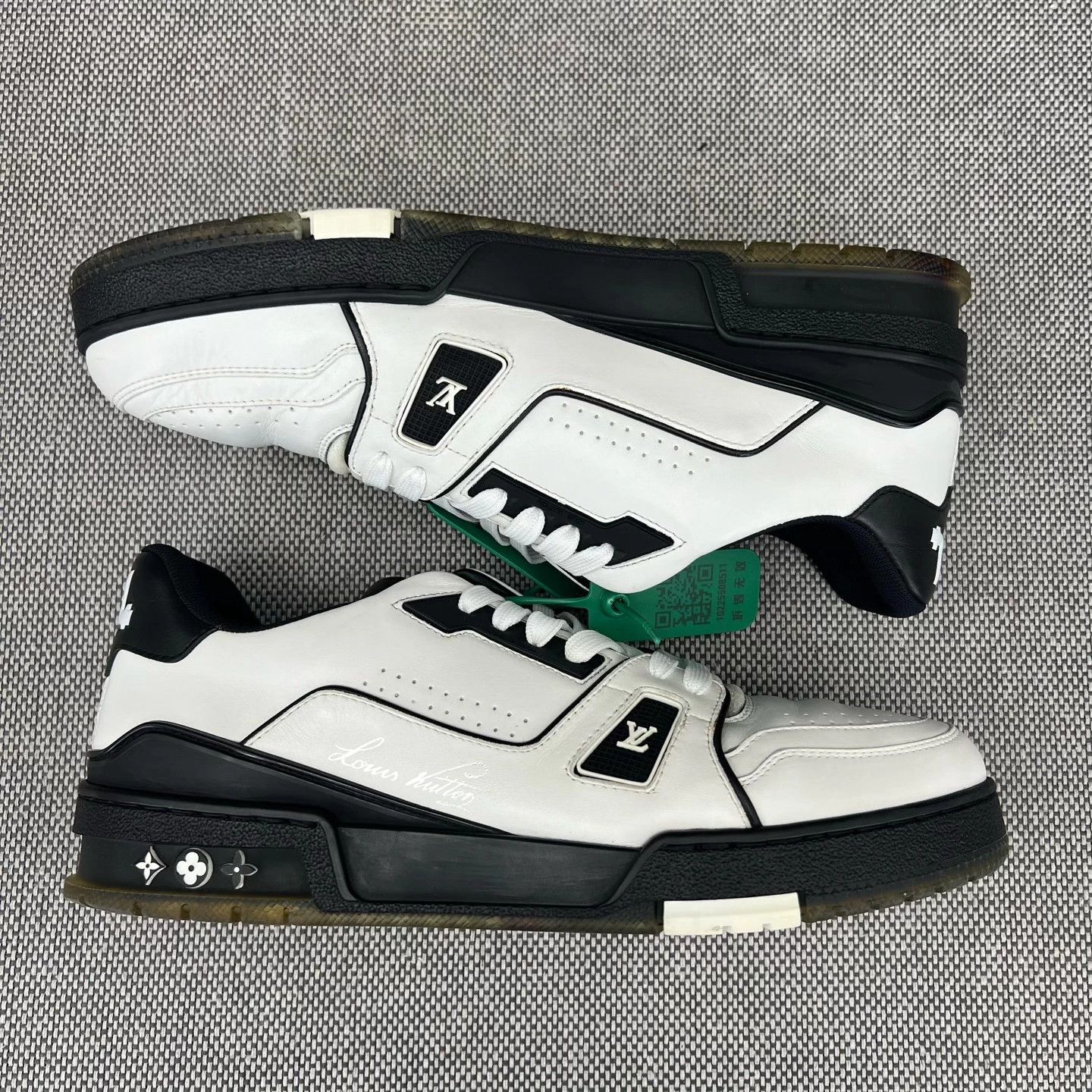 Louis Vuitton Louis Vuitton Trainer Sneakers - Size 7 - Black/White . Size US 7 / EU 40 - 3 Thumbnail