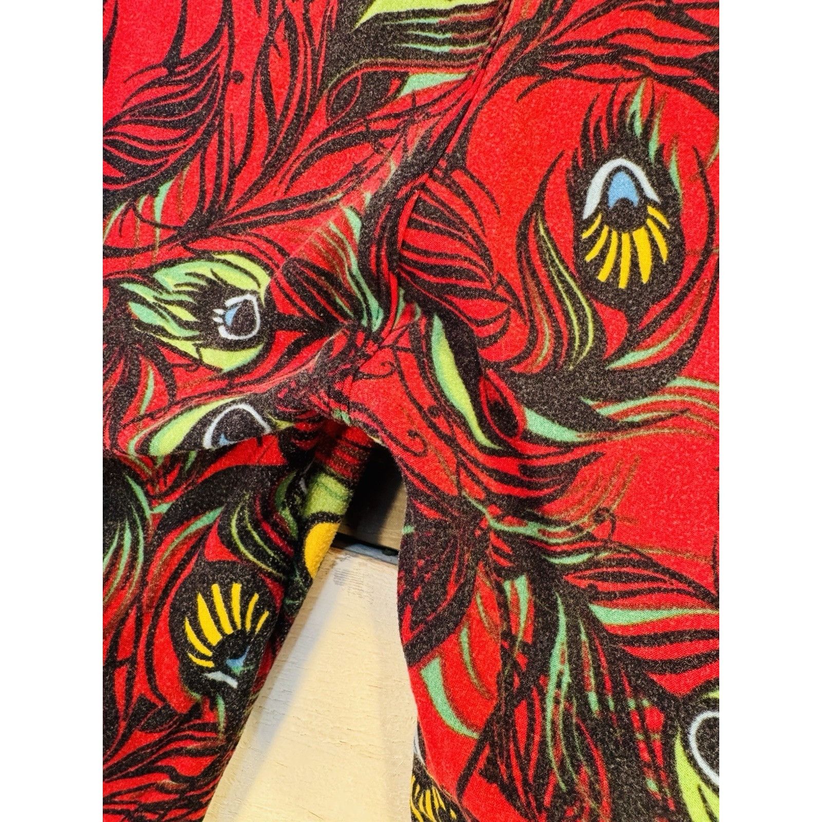 Other LuLaRoe Leggings OS One Size RED PEACOCK FEATHERS Used Condi Size 29" - 6 Thumbnail