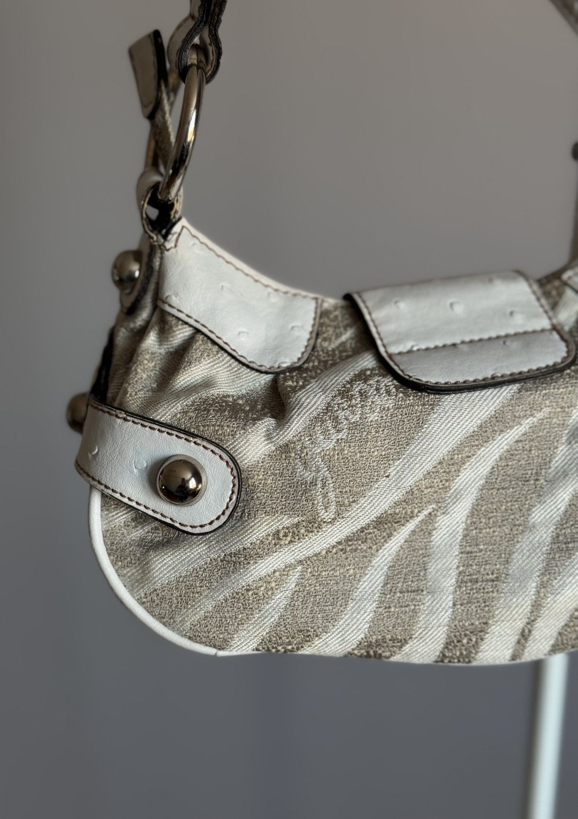 Guess Vintage Guess Y2K Cream Baguette Ostrich Effect Shoulder Bag Size ONE SIZE - 9 Thumbnail