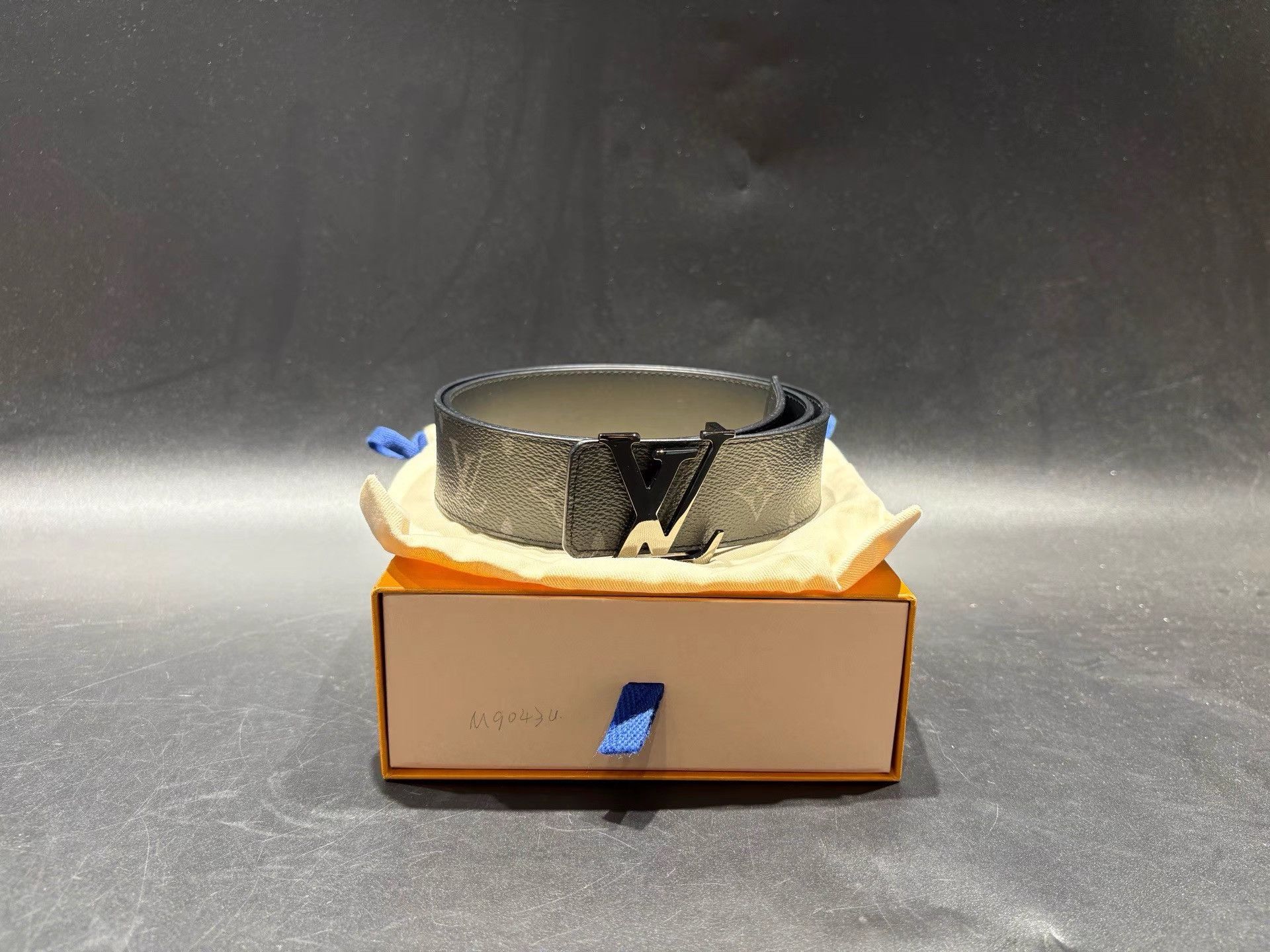 Louis Vuitton Louis Vuitton Initiales Reversible Grey Silver Belt K36 Size ONE SIZE - 1 Thumbnail