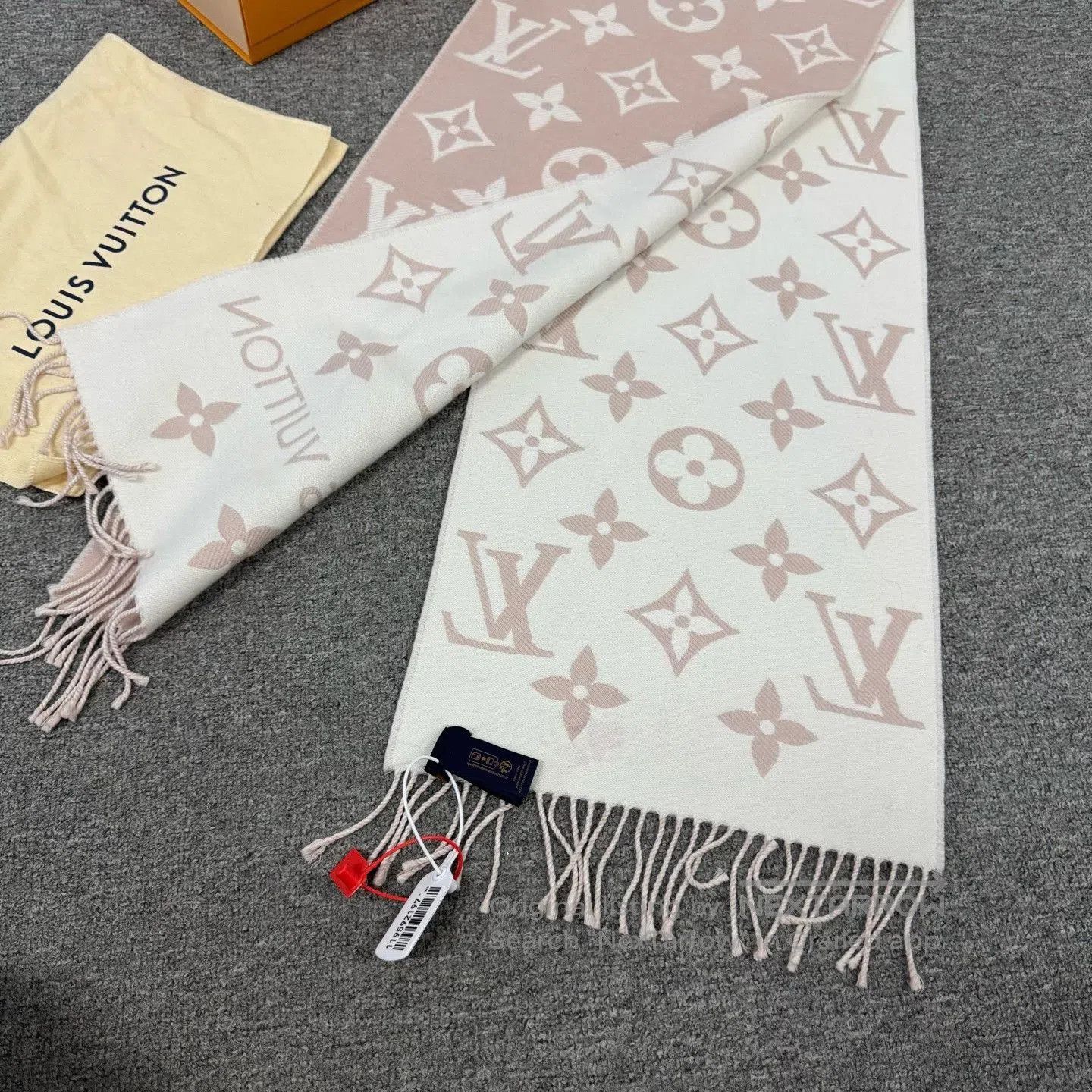 Louis Vuitton Louis Vuitton Pink White Logo Tassel Scarf. Size ONE SIZE - 3 Thumbnail